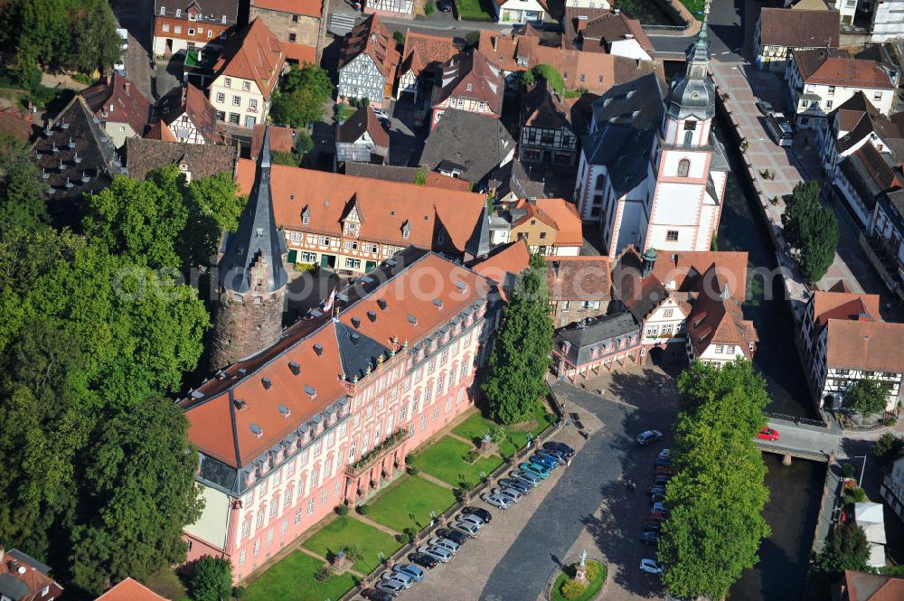 Aerial image Erbach - Schloss Erbach mit dem Bergfried - Turm im Zentrum der Stadt Erbach (Odenwald) in Baden-Württemberg und ist der Wohnsitz des Erbgrafen von Erbach-Erbach. Es entstand im hohen Mittelalter, der heute sichtbare Bestand geht aber im Wesentlichen auf Umbauten in der ersten Hälfte des 18. Jahrhunderts zurück. Das Schloss beherbergt unter an derem die bekannten Antikensammlungen des Grafen Franz I. zu Erbach-Erbach. Erbach Castle with castle keep in the center of Erbach (Odenwald), Baden-Wuerttemberg.