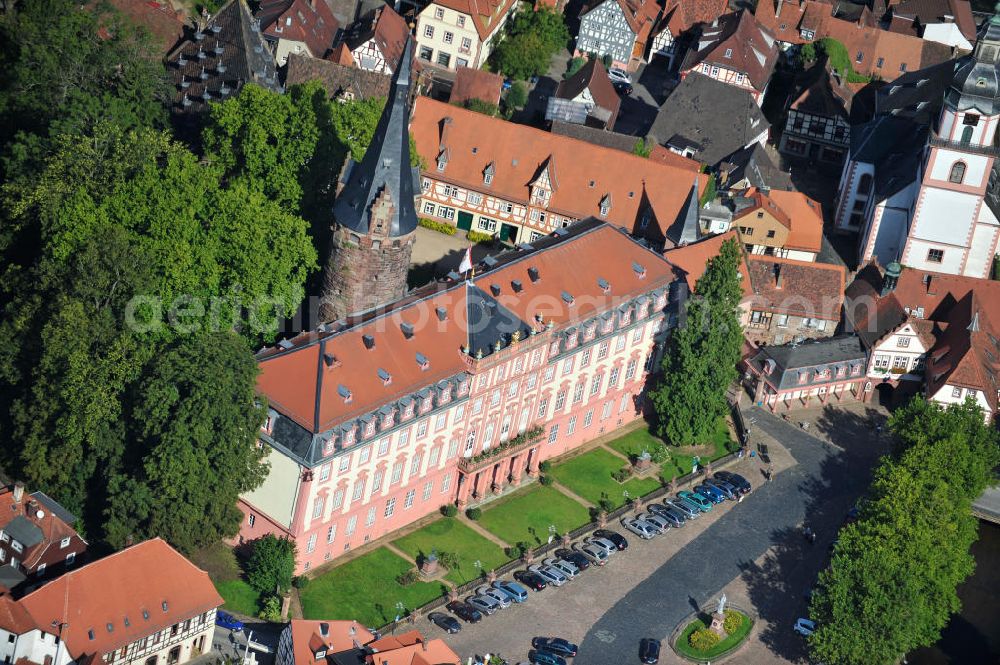 Erbach from above - Schloss Erbach mit dem Bergfried - Turm im Zentrum der Stadt Erbach (Odenwald) in Baden-Württemberg und ist der Wohnsitz des Erbgrafen von Erbach-Erbach. Es entstand im hohen Mittelalter, der heute sichtbare Bestand geht aber im Wesentlichen auf Umbauten in der ersten Hälfte des 18. Jahrhunderts zurück. Das Schloss beherbergt unter an derem die bekannten Antikensammlungen des Grafen Franz I. zu Erbach-Erbach. Erbach Castle with castle keep in the center of Erbach (Odenwald), Baden-Wuerttemberg.