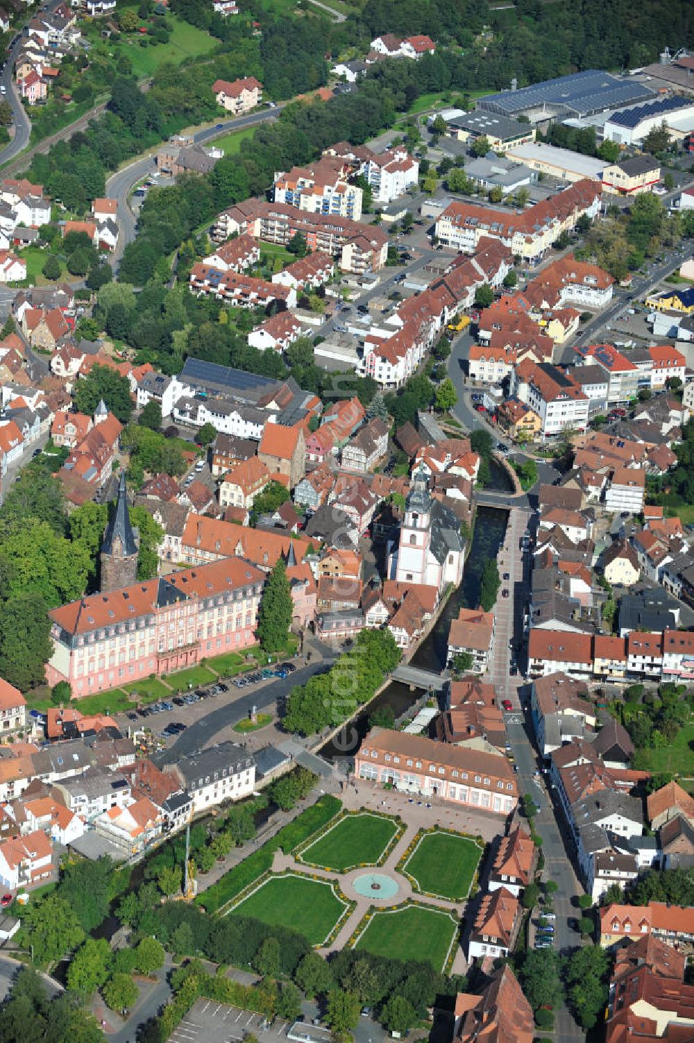 Aerial image Erbach - Schloss Erbach mit dem Bergfried - Turm im Zentrum der Stadt Erbach (Odenwald) in Baden-Württemberg und ist der Wohnsitz des Erbgrafen von Erbach-Erbach. Es entstand im hohen Mittelalter, der heute sichtbare Bestand geht aber im Wesentlichen auf Umbauten in der ersten Hälfte des 18. Jahrhunderts zurück. Das Schloss beherbergt unter an derem die bekannten Antikensammlungen des Grafen Franz I. zu Erbach-Erbach. Erbach Castle with castle keep in the center of Erbach (Odenwald), Baden-Wuerttemberg.