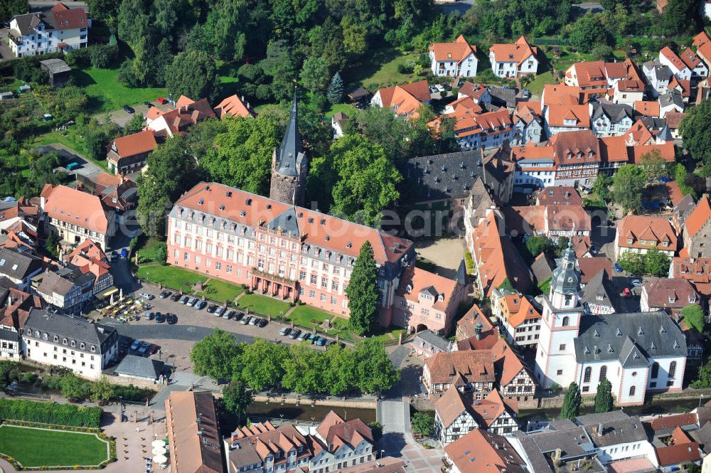 Aerial photograph Erbach - Schloss Erbach mit dem Bergfried - Turm im Zentrum der Stadt Erbach (Odenwald) in Baden-Württemberg und ist der Wohnsitz des Erbgrafen von Erbach-Erbach. Es entstand im hohen Mittelalter, der heute sichtbare Bestand geht aber im Wesentlichen auf Umbauten in der ersten Hälfte des 18. Jahrhunderts zurück. Das Schloss beherbergt unter an derem die bekannten Antikensammlungen des Grafen Franz I. zu Erbach-Erbach. Erbach Castle with castle keep in the center of Erbach (Odenwald), Baden-Wuerttemberg.