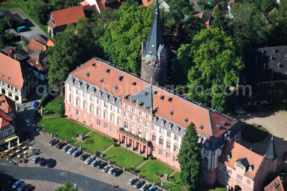 Erbach from above - Schloss Erbach mit dem Bergfried - Turm im Zentrum der Stadt Erbach (Odenwald) in Baden-Württemberg und ist der Wohnsitz des Erbgrafen von Erbach-Erbach. Es entstand im hohen Mittelalter, der heute sichtbare Bestand geht aber im Wesentlichen auf Umbauten in der ersten Hälfte des 18. Jahrhunderts zurück. Das Schloss beherbergt unter an derem die bekannten Antikensammlungen des Grafen Franz I. zu Erbach-Erbach. Erbach Castle with castle keep in the center of Erbach (Odenwald), Baden-Wuerttemberg.