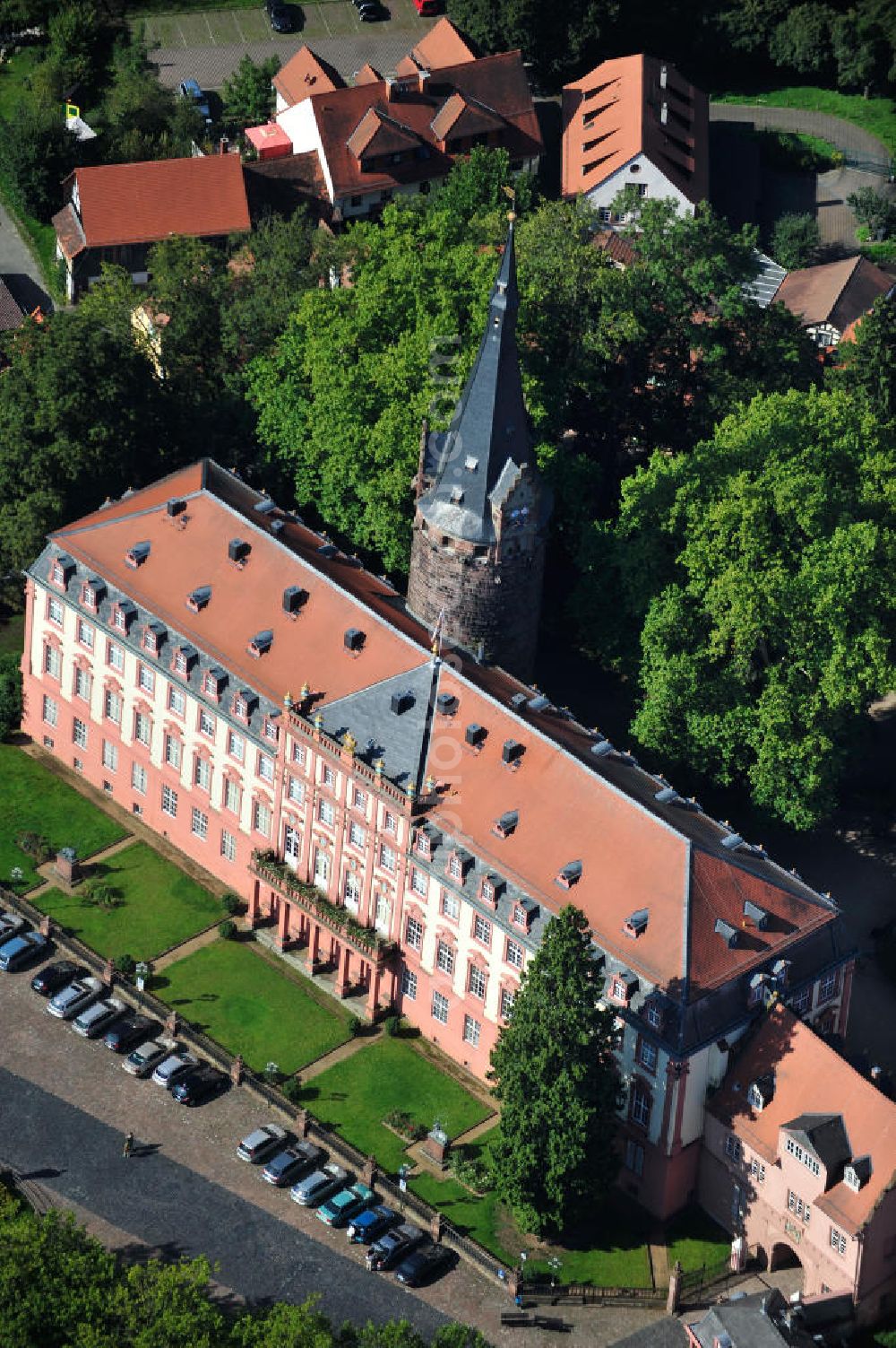 Erbach from the bird's eye view: Schloss Erbach mit dem Bergfried - Turm im Zentrum der Stadt Erbach (Odenwald) in Baden-Württemberg und ist der Wohnsitz des Erbgrafen von Erbach-Erbach. Es entstand im hohen Mittelalter, der heute sichtbare Bestand geht aber im Wesentlichen auf Umbauten in der ersten Hälfte des 18. Jahrhunderts zurück. Das Schloss beherbergt unter an derem die bekannten Antikensammlungen des Grafen Franz I. zu Erbach-Erbach. Erbach Castle with castle keep in the center of Erbach (Odenwald), Baden-Wuerttemberg.