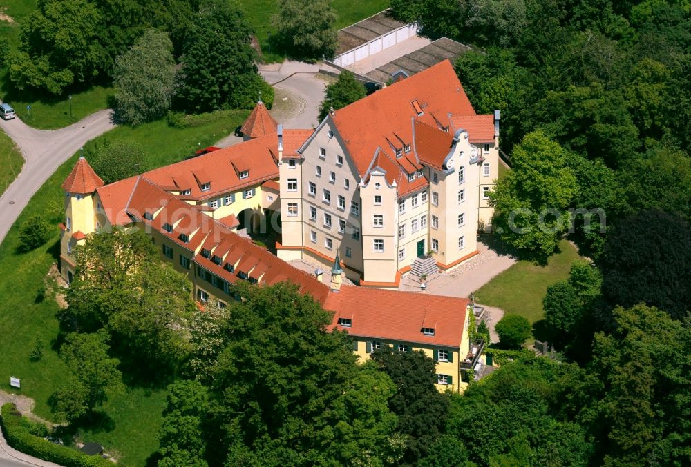 Aerial photograph Erolzheim - Castle Erolzheim in the town of Erolzheim in the state of Baden-Wuerttemberg. The castle and landmark of the town is located in its town centre. The castle consists of a main building with an elaborate gable roof and jutties. It is surrounded by a lower row of buildings and a forest