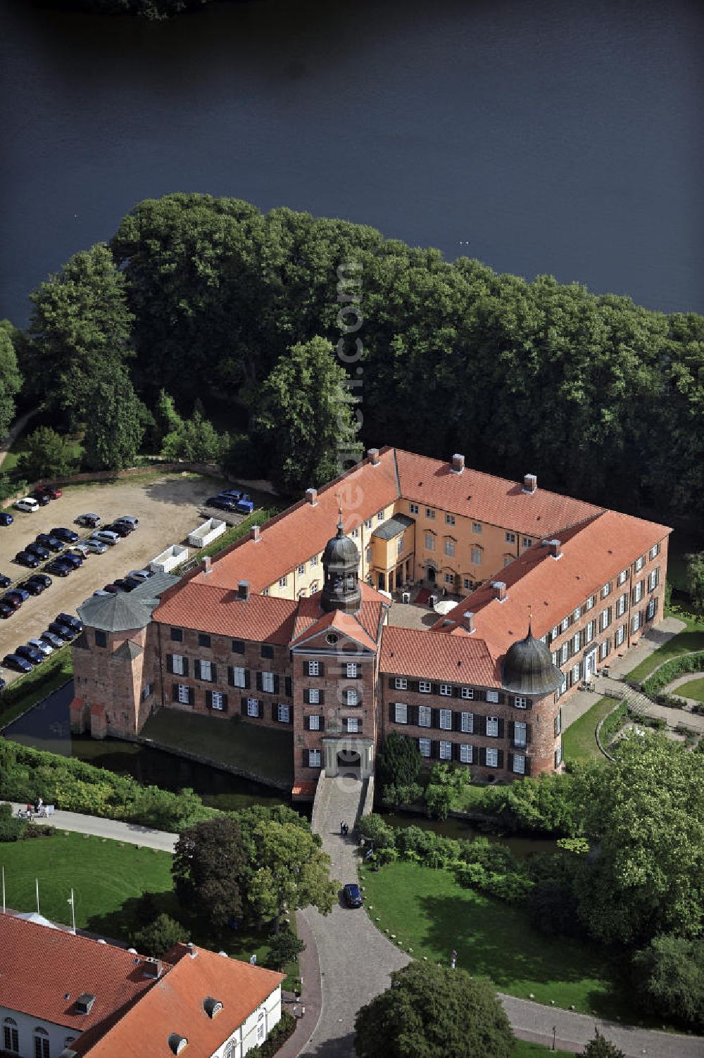 Eutin from above - Blick auf das Schloss Eutin. Das Schloss befand sich ursprünglich im Besitz der Lübecker Fürstbischöfe, später wurde es zur Sommerresidenz der Herzöge von Oldenburg. View of Eutin Castle. The castle was originally owned by the prince-bishops of Lübeck, later it became the summer residence of the Dukes of Oldenburg.