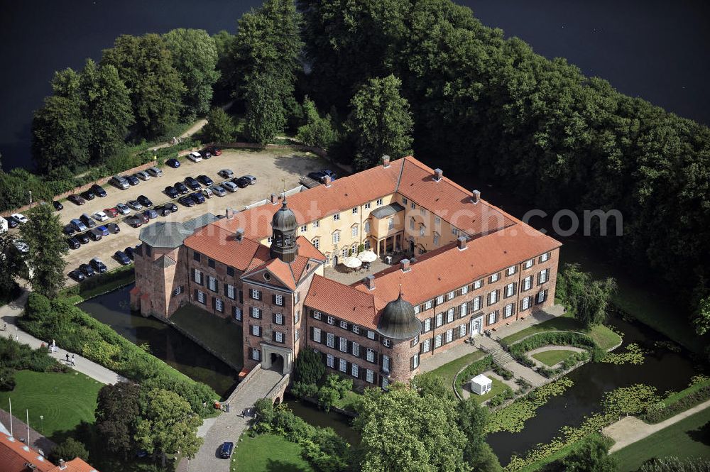 Eutin from the bird's eye view: Blick auf das Schloss Eutin. Das Schloss befand sich ursprünglich im Besitz der Lübecker Fürstbischöfe, später wurde es zur Sommerresidenz der Herzöge von Oldenburg. View of Eutin Castle. The castle was originally owned by the prince-bishops of Lübeck, later it became the summer residence of the Dukes of Oldenburg.