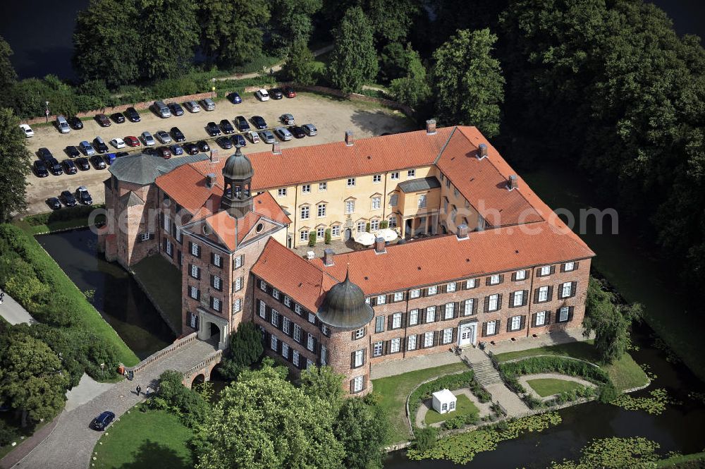 Aerial image Eutin - Blick auf das Schloss Eutin. Das Schloss befand sich ursprünglich im Besitz der Lübecker Fürstbischöfe, später wurde es zur Sommerresidenz der Herzöge von Oldenburg. View of Eutin Castle. The castle was originally owned by the prince-bishops of Lübeck, later it became the summer residence of the Dukes of Oldenburg.