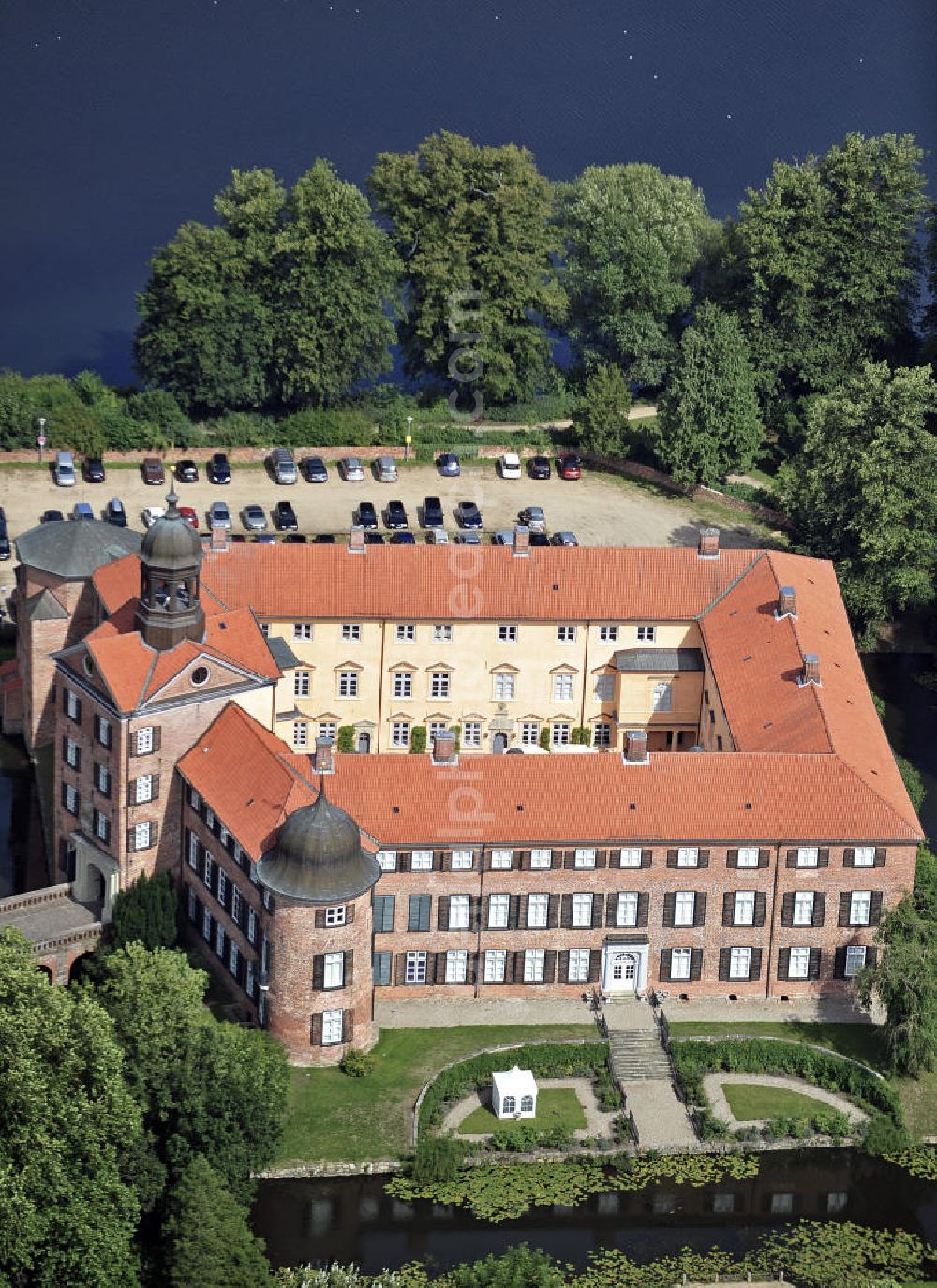 Eutin from above - Blick auf das Schloss Eutin. Das Schloss befand sich ursprünglich im Besitz der Lübecker Fürstbischöfe, später wurde es zur Sommerresidenz der Herzöge von Oldenburg. View of Eutin Castle. The castle was originally owned by the prince-bishops of Lübeck, later it became the summer residence of the Dukes of Oldenburg.