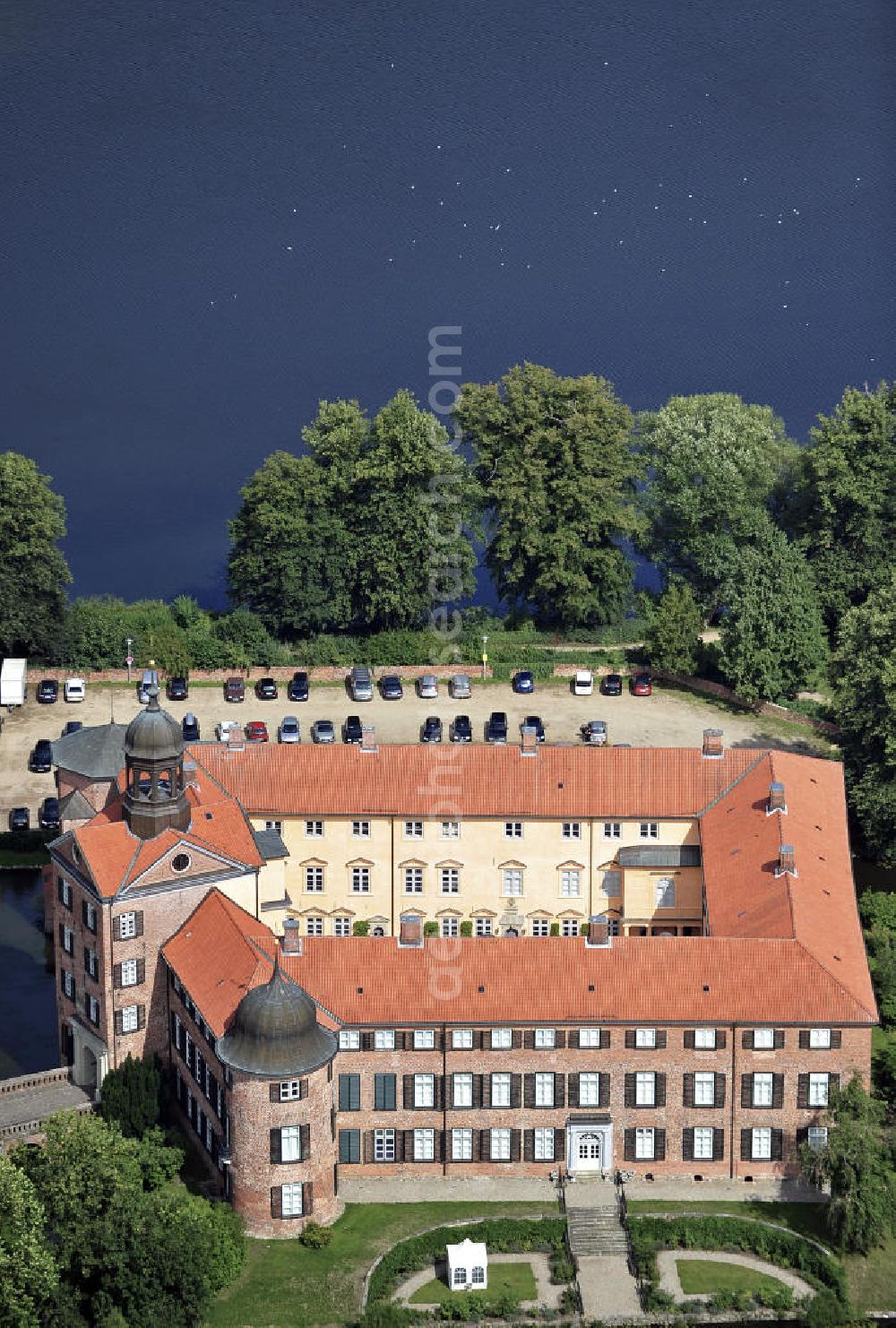 Eutin from the bird's eye view: Blick auf das Schloss Eutin. Das Schloss befand sich ursprünglich im Besitz der Lübecker Fürstbischöfe, später wurde es zur Sommerresidenz der Herzöge von Oldenburg. View of Eutin Castle. The castle was originally owned by the prince-bishops of Lübeck, later it became the summer residence of the Dukes of Oldenburg.