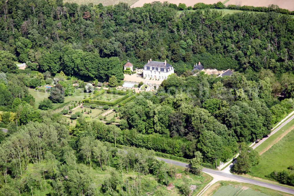 Aerial photograph Poce-sur-Cisse - Blick auf das Chateau La Fourchette nahe der Ortschaft Poce-sur-Cisse, im französischen Département d'Indre-et-Loire. Das Schloss aus dem 16. Jahrhundert befindet sich heute im Besitz von Rolling-Stones-Mitglied Mick Jagger. View to the Chateau La Fourchette near the village Poce-sur-Cisse. The castle was built in the 16th century and is now in possession of Rolling Stones member Mick Jagger.