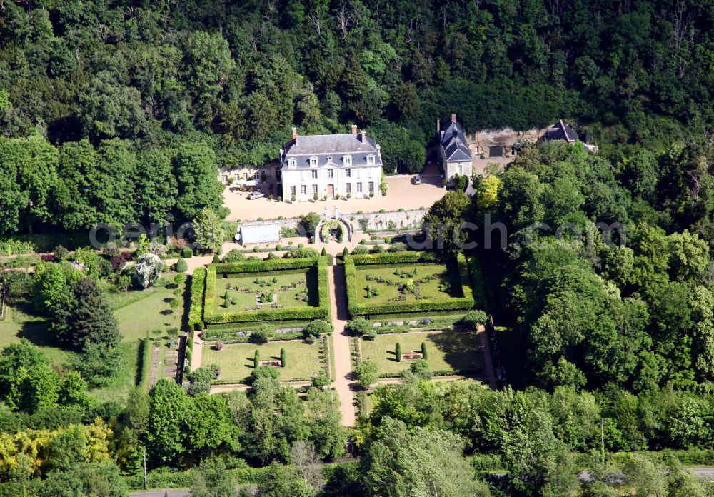 Poce-sur-Cisse from the bird's eye view: Blick auf das Chateau La Fourchette nahe der Ortschaft Poce-sur-Cisse, im französischen Département d'Indre-et-Loire. Das Schloss aus dem 16. Jahrhundert befindet sich heute im Besitz von Rolling-Stones-Mitglied Mick Jagger. View to the Chateau La Fourchette near the village Poce-sur-Cisse. The castle was built in the 16th century and is now in possession of Rolling Stones member Mick Jagger.