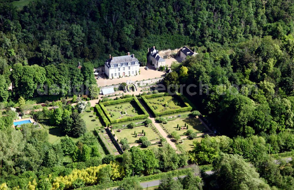 Aerial image Poce-sur-Cisse - Blick auf das Chateau La Fourchette nahe der Ortschaft Poce-sur-Cisse, im französischen Département d'Indre-et-Loire. Das Schloss aus dem 16. Jahrhundert befindet sich heute im Besitz von Rolling-Stones-Mitglied Mick Jagger. View to the Chateau La Fourchette near the village Poce-sur-Cisse. The castle was built in the 16th century and is now in possession of Rolling Stones member Mick Jagger.