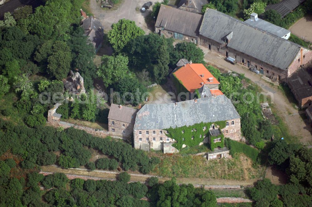 Aerial image Friedeburg - Blick auf das Schloss Friedeburg an der Saale. Die Burg in Friedeburg ist eines der unbekannten historischen Anlagen im Landkreis Mansfeld - Südharz. Die Entstehung der Schlossburg wird auf 10. Jahrhundert geschätzt ist aber nicht eindeutig belegbar. Im Dreißigjährigen Krieg nahm man die Burg ein und plünderte sie. Als Folge dessen flohen die Bewohner aus Friedeburg und kehrten lange nicht zurück. In dieser Zeit war das Schloss dem Verfall ausgeliefert und trug schwere Schäden davon. Seit 2000 bemühen sich neue Besitzer die Anlage vor weiteren Verfall zu beschützen. Kontakt: gemeinde@Friedeburg-Saale.de