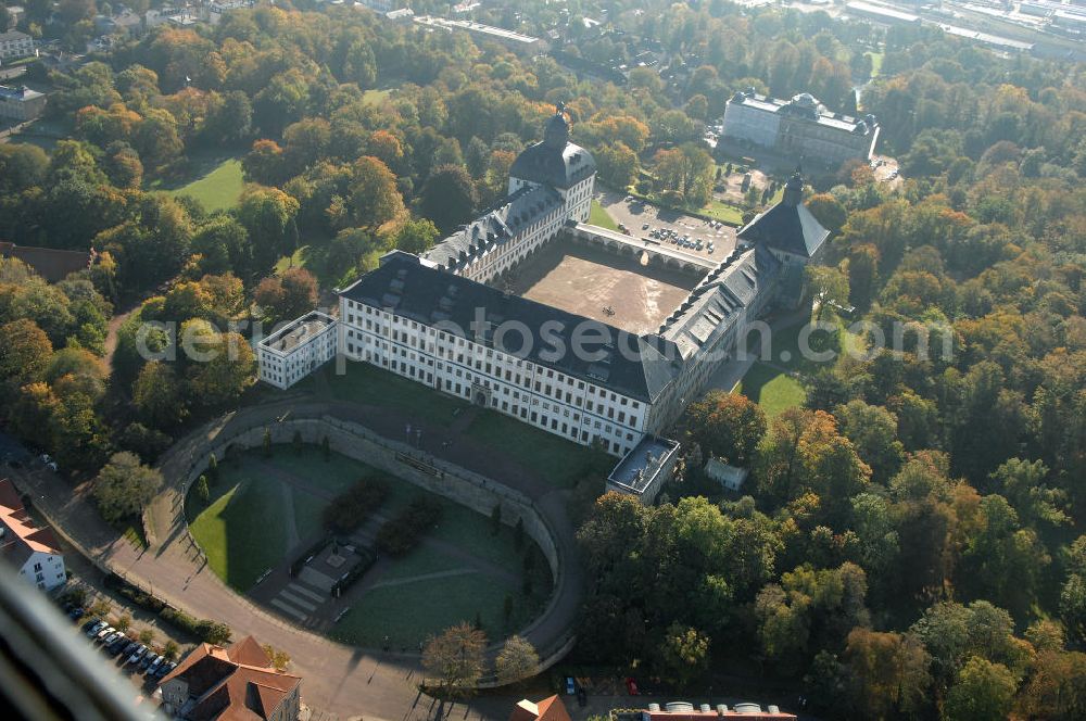 Aerial image Gotha - Blick auf das Schloss Friedenstein. Das Schloss im Barockstil wurde zwischen 1643 und 1656 durch Herzog Ernst I. erbaut. Sowohl äußerlich als auch die Räume des Schlosses sind weitgehend original erhalten und stehen unter Denkmalschutz. Innerhalb der Räumlichkeiten befinden sich schon seit Jahrhunderten eine Bibliothek, ein Archiv, Kunstsammlungen und ein Theater, sowie eine Kirche, aus diesem Grund wird das Schloss auch die Kunstkammer Thüringens genannt. Kontakt: Stiftung Schloss Friedenstein Gotha, Schloss Friedenstein, 99867 Gotha. Tel. 03621 8234 51,