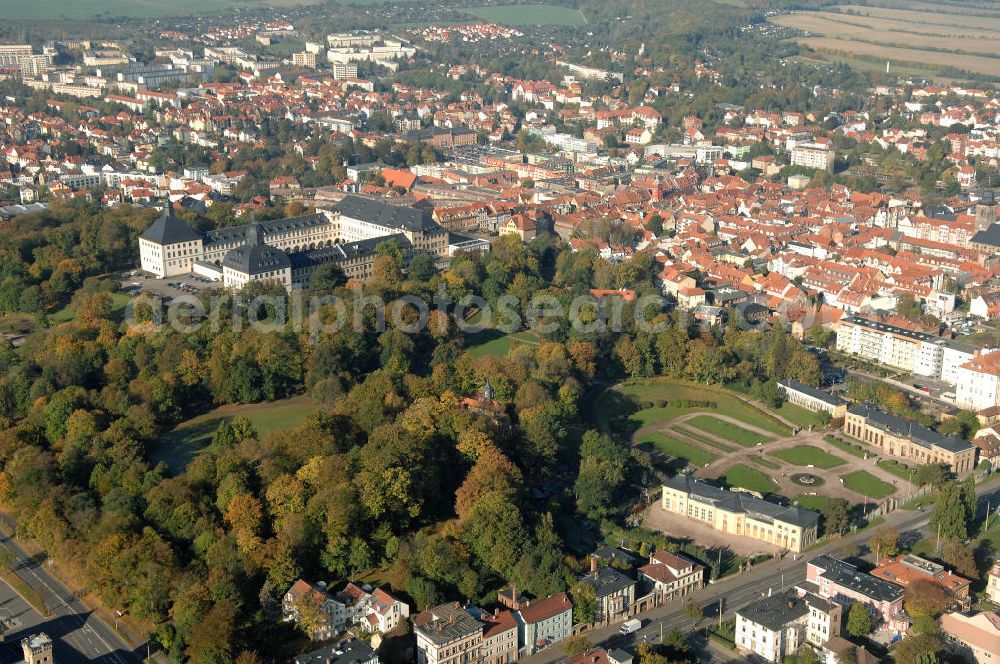 Aerial photograph Gotha - Blick auf das Schloss Friedenstein. Das Schloss im Barockstil wurde zwischen 1643 und 1656 durch Herzog Ernst I. erbaut. Sowohl äußerlich als auch die Räume des Schlosses sind weitgehend original erhalten und stehen unter Denkmalschutz. Innerhalb der Räumlichkeiten befinden sich schon seit Jahrhunderten eine Bibliothek, ein Archiv, Kunstsammlungen und ein Theater, sowie eine Kirche, aus diesem Grund wird das Schloss auch die Kunstkammer Thüringens genannt. Kontakt: Stiftung Schloss Friedenstein Gotha, Schloss Friedenstein, 99867 Gotha. Tel. 03621 8234 51,