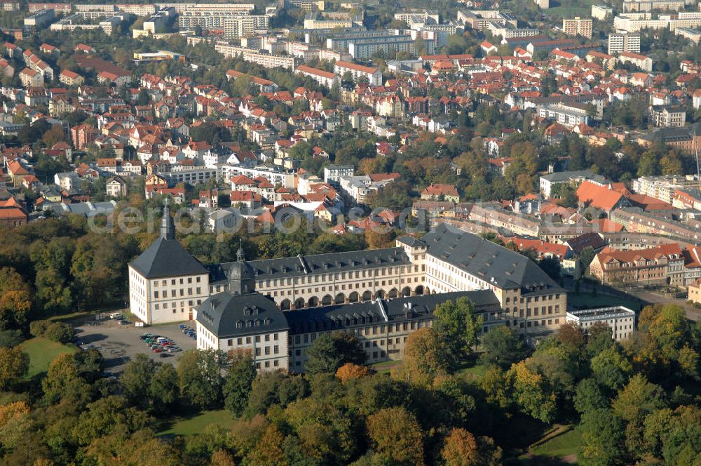 Gotha from above - Blick auf das Schloss Friedenstein. Das Schloss im Barockstil wurde zwischen 1643 und 1656 durch Herzog Ernst I. erbaut. Sowohl äußerlich als auch die Räume des Schlosses sind weitgehend original erhalten und stehen unter Denkmalschutz. Innerhalb der Räumlichkeiten befinden sich schon seit Jahrhunderten eine Bibliothek, ein Archiv, Kunstsammlungen und ein Theater, sowie eine Kirche, aus diesem Grund wird das Schloss auch die Kunstkammer Thüringens genannt. Kontakt: Stiftung Schloss Friedenstein Gotha, Schloss Friedenstein, 99867 Gotha. Tel. 03621 8234 51,