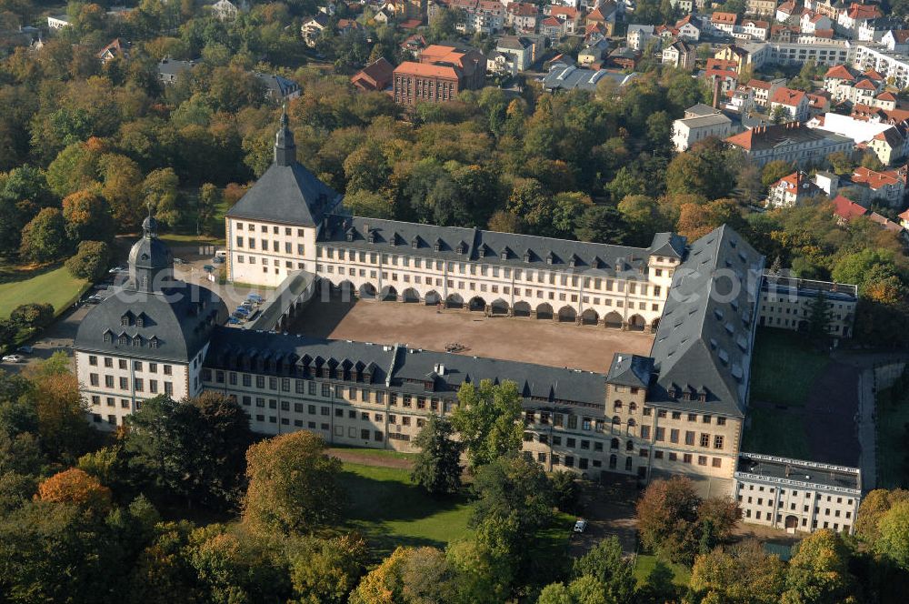 Gotha from the bird's eye view: Blick auf das Schloss Friedenstein. Das Schloss im Barockstil wurde zwischen 1643 und 1656 durch Herzog Ernst I. erbaut. Sowohl äußerlich als auch die Räume des Schlosses sind weitgehend original erhalten und stehen unter Denkmalschutz. Innerhalb der Räumlichkeiten befinden sich schon seit Jahrhunderten eine Bibliothek, ein Archiv, Kunstsammlungen und ein Theater, sowie eine Kirche, aus diesem Grund wird das Schloss auch die Kunstkammer Thüringens genannt. Kontakt: Stiftung Schloss Friedenstein Gotha, Schloss Friedenstein, 99867 Gotha. Tel. 03621 8234 51,