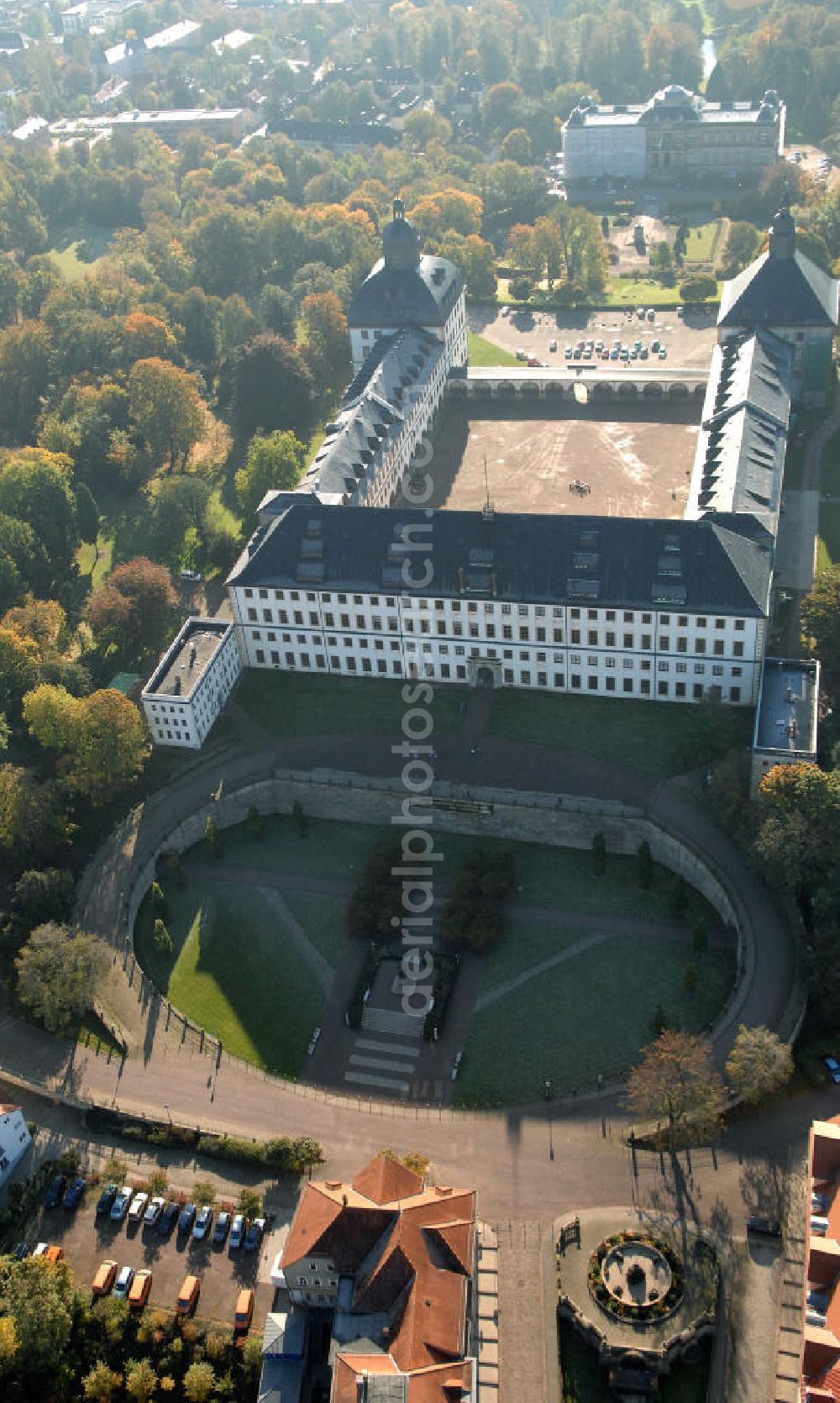 Aerial image Gotha - Blick auf das Schloss Friedenstein. Das Schloss im Barockstil wurde zwischen 1643 und 1656 durch Herzog Ernst I. erbaut. Sowohl äußerlich als auch die Räume des Schlosses sind weitgehend original erhalten und stehen unter Denkmalschutz. Innerhalb der Räumlichkeiten befinden sich schon seit Jahrhunderten eine Bibliothek, ein Archiv, Kunstsammlungen und ein Theater, sowie eine Kirche, aus diesem Grund wird das Schloss auch die Kunstkammer Thüringens genannt. Kontakt: Stiftung Schloss Friedenstein Gotha, Schloss Friedenstein, 99867 Gotha. Tel. 03621 8234 51,