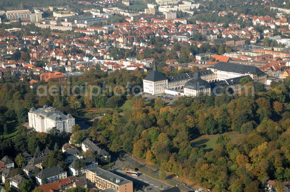 Aerial photograph Gotha - Blick auf das Schloss Friedenstein. Das Schloss im Barockstil wurde zwischen 1643 und 1656 durch Herzog Ernst I. erbaut. Sowohl äußerlich als auch die Räume des Schlosses sind weitgehend original erhalten und stehen unter Denkmalschutz. Innerhalb der Räumlichkeiten befinden sich schon seit Jahrhunderten eine Bibliothek, ein Archiv, Kunstsammlungen und ein Theater, sowie eine Kirche, aus diesem Grund wird das Schloss auch die Kunstkammer Thüringens genannt. Kontakt: Stiftung Schloss Friedenstein Gotha, Schloss Friedenstein, 99867 Gotha. Tel. 03621 8234 51,