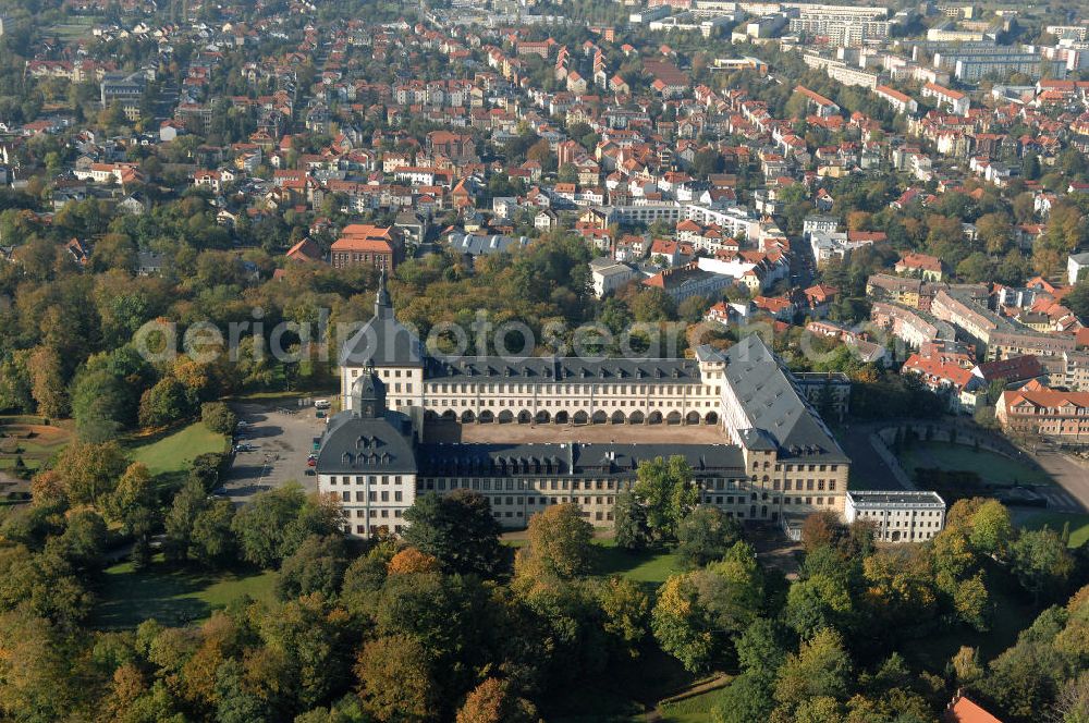 Gotha from above - Blick auf das Schloss Friedenstein. Das Schloss im Barockstil wurde zwischen 1643 und 1656 durch Herzog Ernst I. erbaut. Sowohl äußerlich als auch die Räume des Schlosses sind weitgehend original erhalten und stehen unter Denkmalschutz. Innerhalb der Räumlichkeiten befinden sich schon seit Jahrhunderten eine Bibliothek, ein Archiv, Kunstsammlungen und ein Theater, sowie eine Kirche, aus diesem Grund wird das Schloss auch die Kunstkammer Thüringens genannt. Kontakt: Stiftung Schloss Friedenstein Gotha, Schloss Friedenstein, 99867 Gotha. Tel. 03621 8234 51,