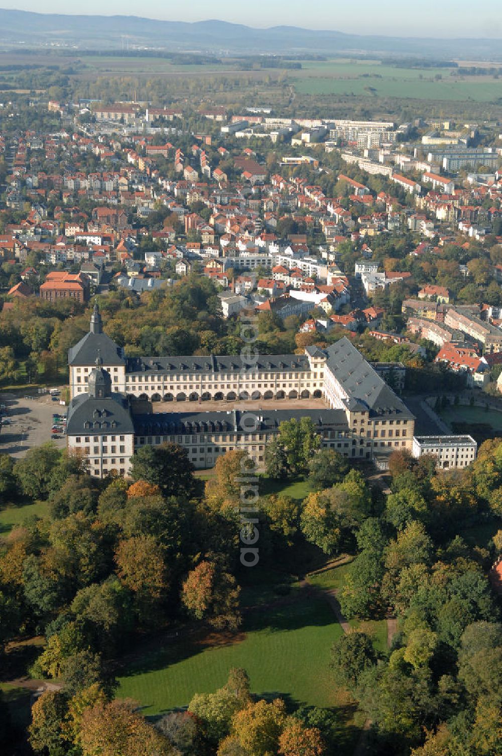 Gotha from the bird's eye view: Blick auf das Schloss Friedenstein. Das Schloss im Barockstil wurde zwischen 1643 und 1656 durch Herzog Ernst I. erbaut. Sowohl äußerlich als auch die Räume des Schlosses sind weitgehend original erhalten und stehen unter Denkmalschutz. Innerhalb der Räumlichkeiten befinden sich schon seit Jahrhunderten eine Bibliothek, ein Archiv, Kunstsammlungen und ein Theater, sowie eine Kirche, aus diesem Grund wird das Schloss auch die Kunstkammer Thüringens genannt. Kontakt: Stiftung Schloss Friedenstein Gotha, Schloss Friedenstein, 99867 Gotha. Tel. 03621 8234 51,