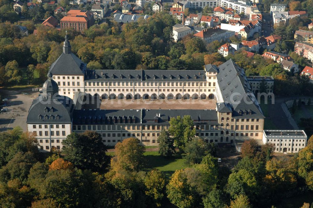 Aerial image Gotha - Blick auf das Schloss Friedenstein. Das Schloss im Barockstil wurde zwischen 1643 und 1656 durch Herzog Ernst I. erbaut. Sowohl äußerlich als auch die Räume des Schlosses sind weitgehend original erhalten und stehen unter Denkmalschutz. Innerhalb der Räumlichkeiten befinden sich schon seit Jahrhunderten eine Bibliothek, ein Archiv, Kunstsammlungen und ein Theater, sowie eine Kirche, aus diesem Grund wird das Schloss auch die Kunstkammer Thüringens genannt. Kontakt: Stiftung Schloss Friedenstein Gotha, Schloss Friedenstein, 99867 Gotha. Tel. 03621 8234 51,