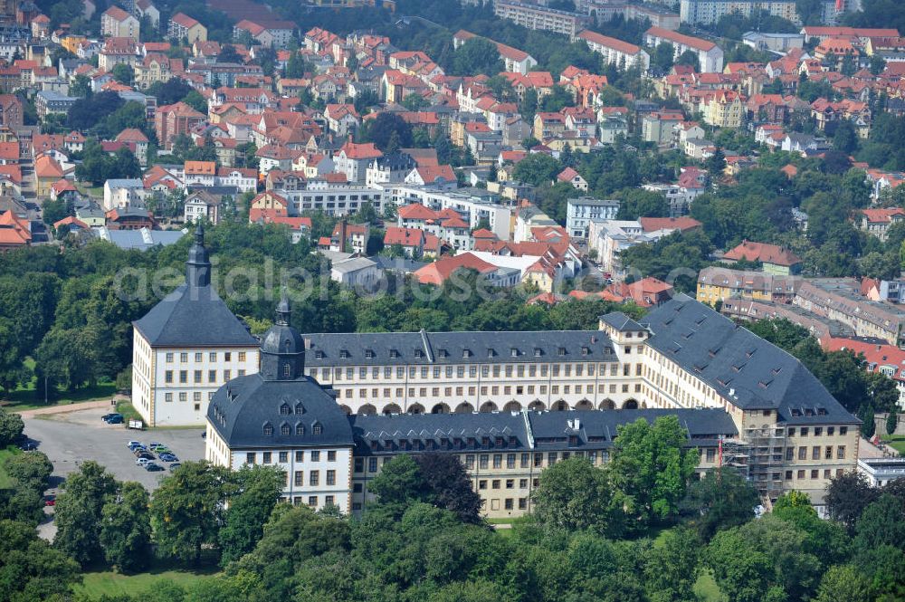 Aerial photograph Gotha - Blick auf das Schloss Friedenstein. Das Schloß im Barockstil wurde zwischen 1643 und 1656 durch Herzog Ernst I. erbaut. Sowohl äußerlich als auch die Räume des Schlosses sind weitgehend original erhalten und stehen unter Denkmalschutz. Innerhalb der Räumlichkeiten befinden sich schon seit Jahrhunderten eine Bibliothek, ein Archiv, Kunstsammlungen und ein Theater, sowie eine Kirche, aus diesem Grund wird das Schloss auch die Kunstkammer Thüringens genannt.Im Westturm des Schlosses befindet sich mit dem Ekhof-Theater eines der ältesten dauerhaft bespielten Theater Deutschlands. Gegründet wurde es durch Friedrich I. von Sachsen-Gotha-Altenburg (1646-1691). Das Theater besitzt die einzige vollständige erhaltene Bühnenmaschinerie des Barock. Friedenstein Castle in Thuringia.