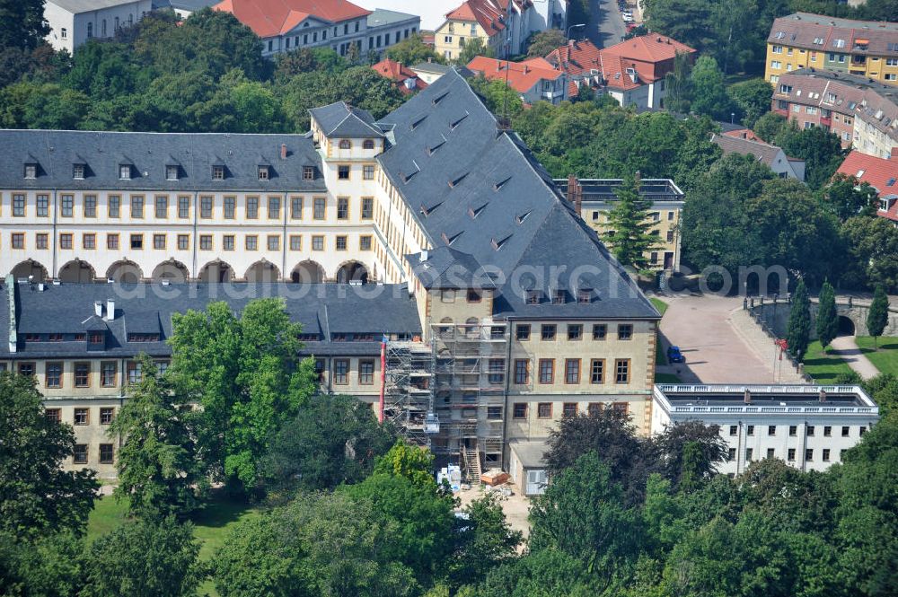 Gotha from the bird's eye view: Blick auf das Schloss Friedenstein. Das Schloß im Barockstil wurde zwischen 1643 und 1656 durch Herzog Ernst I. erbaut. Sowohl äußerlich als auch die Räume des Schlosses sind weitgehend original erhalten und stehen unter Denkmalschutz. Innerhalb der Räumlichkeiten befinden sich schon seit Jahrhunderten eine Bibliothek, ein Archiv, Kunstsammlungen und ein Theater, sowie eine Kirche, aus diesem Grund wird das Schloss auch die Kunstkammer Thüringens genannt.Im Westturm des Schlosses befindet sich mit dem Ekhof-Theater eines der ältesten dauerhaft bespielten Theater Deutschlands. Gegründet wurde es durch Friedrich I. von Sachsen-Gotha-Altenburg (1646-1691). Das Theater besitzt die einzige vollständige erhaltene Bühnenmaschinerie des Barock. Friedenstein Castle in Thuringia.