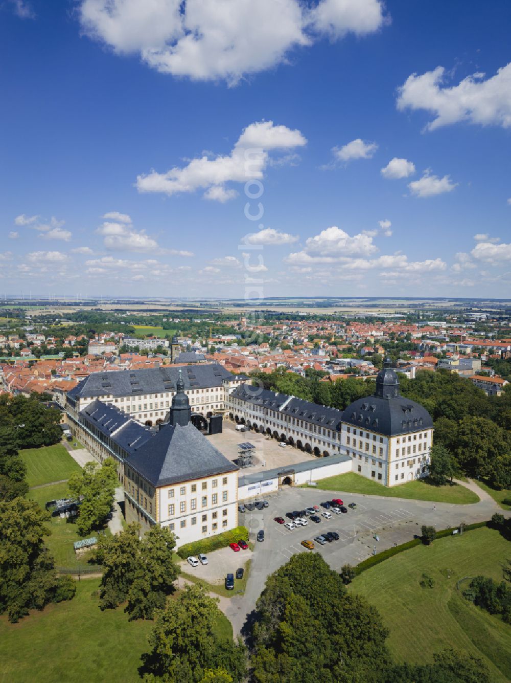 Aerial photograph Gotha - Castle Schloss Friedenstein with its wings and yard in the city center of Gotha in Thuringia, Germany