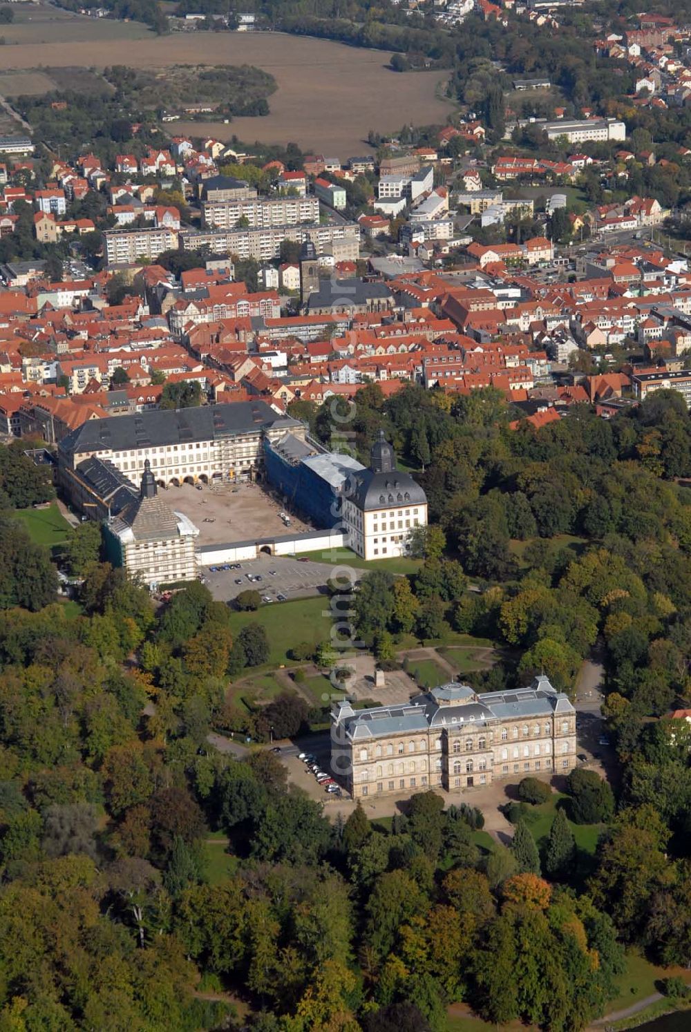 Gotha from the bird's eye view: Blick auf das Wahrzeichen von Gotha: Schloss Friedenstein mit Schlosspark und dem Museum der Natur. Heute sind die Museen der Stadt mit bedeutenden Kunstschätzen Thüringens und das Ekhof-Theater dort untergebracht, als auch die Universitäts-und Forschungsbibliothek Erfurt/Gotha und das Thüringische Staatsarchiv Gotha. Kontakt: Stiftung Schloss Friedenstein, Museum für Regionalgeschichte und Volkskunde, Schloss Friedenstein, 99867 Gotha; Tel. 03621/823415