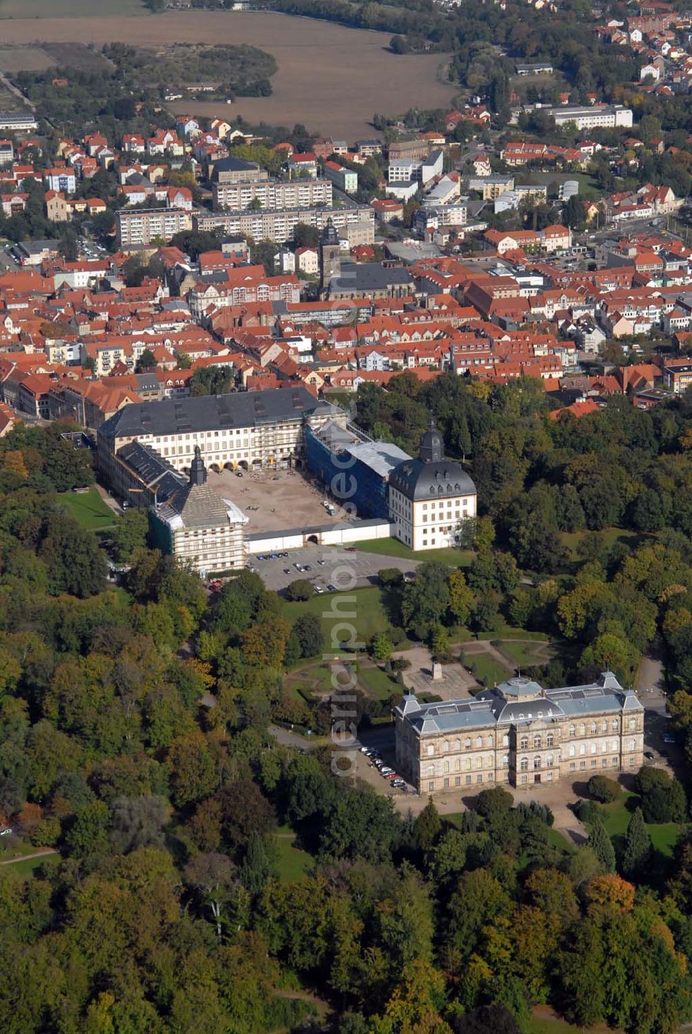 Aerial image Gotha - Blick auf das Wahrzeichen von Gotha: Schloss Friedenstein mit Schlosspark und dem Museum der Natur. Heute sind die Museen der Stadt mit bedeutenden Kunstschätzen Thüringens und das Ekhof-Theater dort untergebracht, als auch die Universitäts-und Forschungsbibliothek Erfurt/Gotha und das Thüringische Staatsarchiv Gotha. Kontakt: Stiftung Schloss Friedenstein, Museum für Regionalgeschichte und Volkskunde, Schloss Friedenstein, 99867 Gotha; Tel. 03621/823415