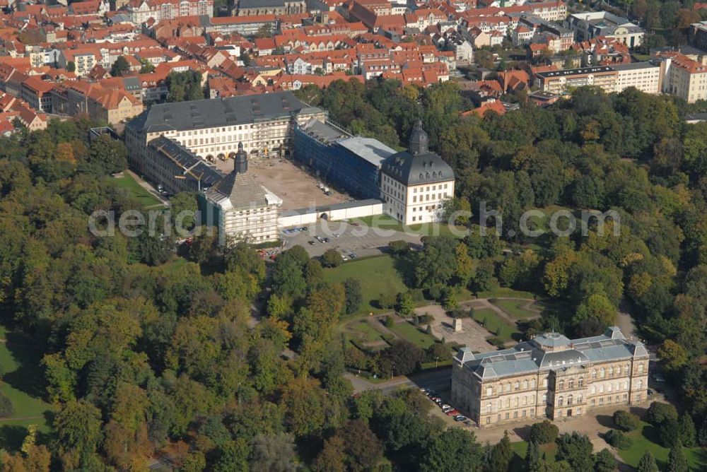 Gotha from above - Blick auf das Wahrzeichen von Gotha: Schloss Friedenstein mit Schlosspark und dem Museum der Natur. Heute sind die Museen der Stadt mit bedeutenden Kunstschätzen Thüringens und das Ekhof-Theater dort untergebracht, als auch die Universitäts-und Forschungsbibliothek Erfurt/Gotha und das Thüringische Staatsarchiv Gotha. Kontakt: Stiftung Schloss Friedenstein, Museum für Regionalgeschichte und Volkskunde, Schloss Friedenstein, 99867 Gotha; Tel. 03621/823415