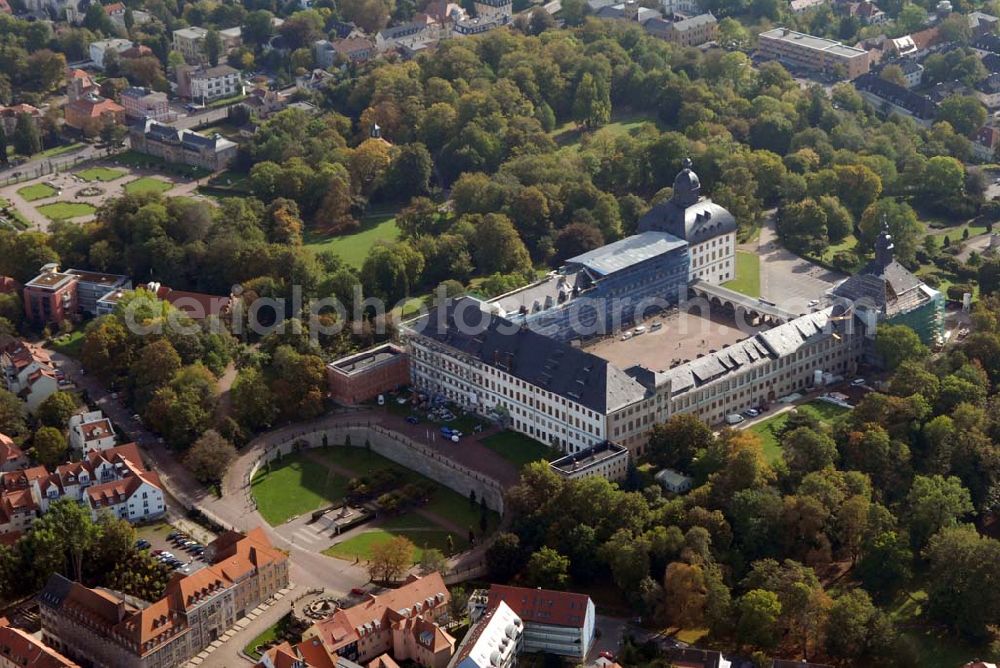 Gotha from above - Blick auf das Wahrzeichen von Gotha: Schloss Friedenstein mit Schlosspark. Heute sind die Museen der Stadt mit bedeutenden Kunstschätzen Thüringens und das Ekhof-Theater dort untergebracht, als auch die Universitäts-und Forschungsbibliothek Erfurt/Gotha und das Thüringische Staatsarchiv Gotha. Kontakt: Stiftung Schloss Friedenstein, Museum für Regionalgeschichte und Volkskunde, Schloss Friedenstein, 99867 Gotha; Tel. 03621/823415