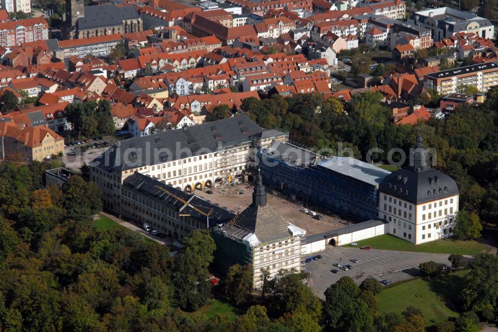 Gotha from the bird's eye view: Blick auf das Wahrzeichen von Gotha: Schloss Friedenstein mit Schlosspark. Heute sind die Museen der Stadt mit bedeutenden Kunstschätzen Thüringens und das Ekhof-Theater dort untergebracht, als auch die Universitäts-und Forschungsbibliothek Erfurt/Gotha und das Thüringische Staatsarchiv Gotha. Kontakt: Stiftung Schloss Friedenstein, Museum für Regionalgeschichte und Volkskunde, Schloss Friedenstein, 99867 Gotha; Tel. 03621/823415