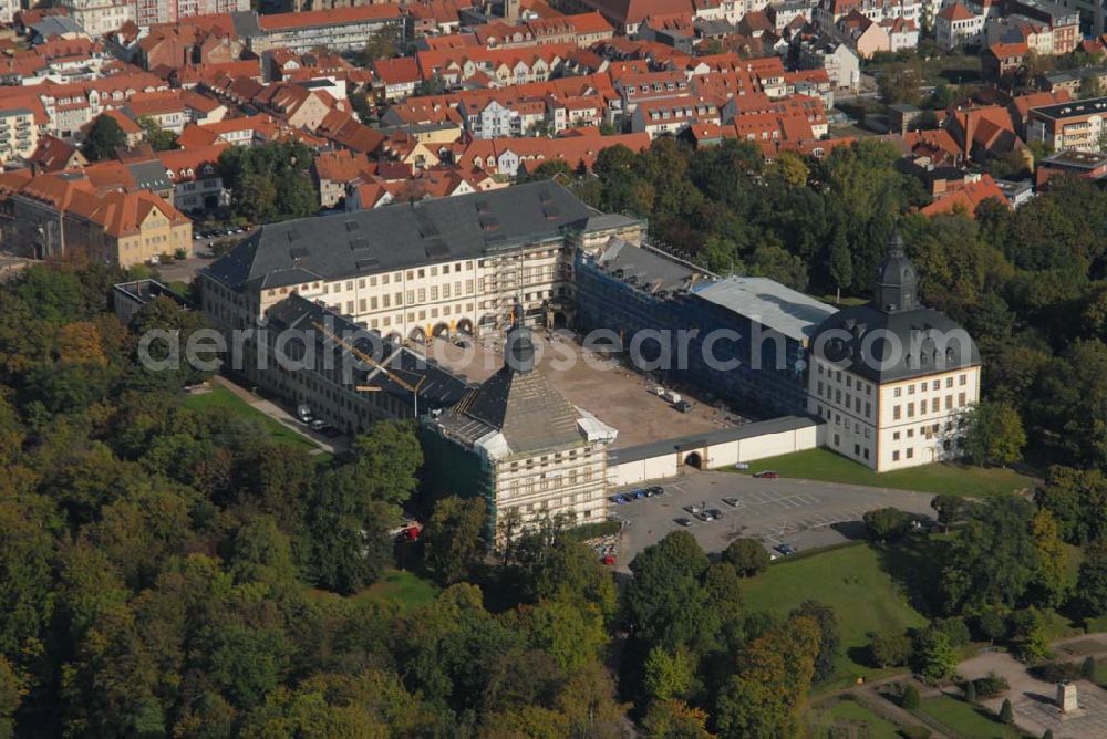 Aerial image Gotha - Blick auf das Wahrzeichen von Gotha: Schloss Friedenstein mit Schlosspark. Heute sind die Museen der Stadt mit bedeutenden Kunstschätzen Thüringens und das Ekhof-Theater dort untergebracht, als auch die Universitäts-und Forschungsbibliothek Erfurt/Gotha und das Thüringische Staatsarchiv Gotha. Kontakt: Stiftung Schloss Friedenstein, Museum für Regionalgeschichte und Volkskunde, Schloss Friedenstein, 99867 Gotha; Tel. 03621/823415