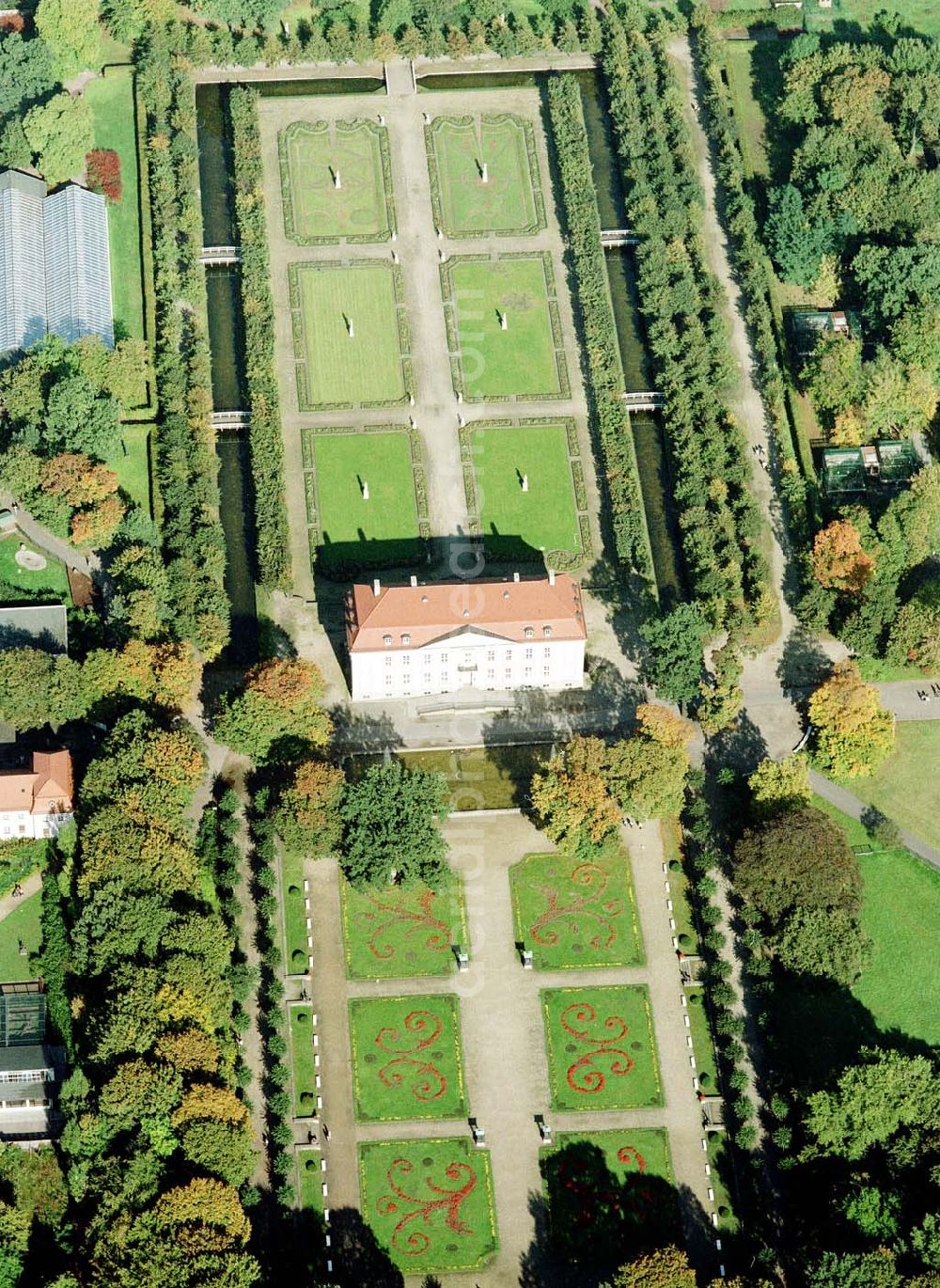 Berlin - Lichtenberg from the bird's eye view: Schloß Friedrichsfelde im Berliner Tierpark in Berlin - Lichtenberg.