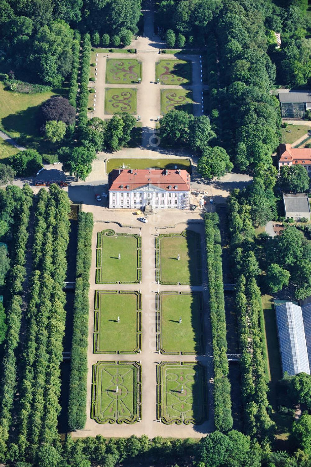 Aerial photograph Berlin Friedrichsfelde - Das frühklassizistische Schloss Friedrichsfelde im Tierpark Berlin. The castle Friedrichsfelde in the animal park Berlin.