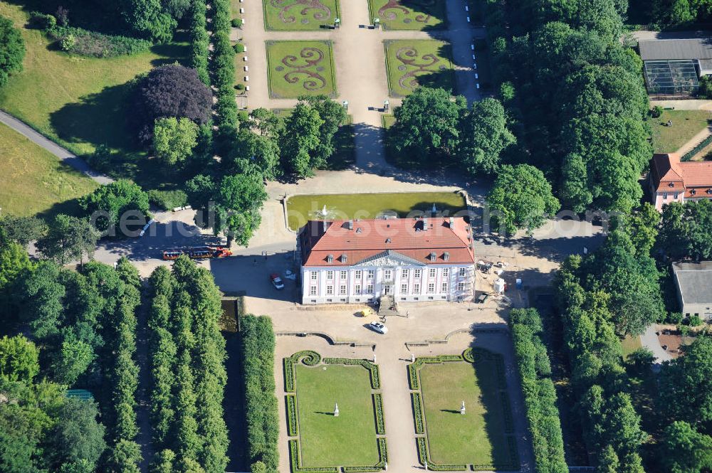 Berlin Friedrichsfelde from above - Das frühklassizistische Schloss Friedrichsfelde im Tierpark Berlin. The castle Friedrichsfelde in the animal park Berlin.