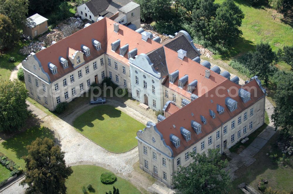 Fürstenberg/ Havel from above - Das Schloss Fürstenberg wurde von 1741 bis 1752 nach Plänen des Baumeisters Christoph Julius Löwe erbaut und diente der mecklenburgischen Herzogin Dorothea Sophia als Witwensitz. Gebäude und Grundstück wurden 2006 an einen Wolfgang Gerberen Investor verkauft und sind Baustelle. Das Schloss soll zu einem Hotel um- und ausgebaut werden. Schloss Fürstenberg, Unter den Linden 58, 16798 Fürstenberg/ Havel; Tel.: 033093/ 39008