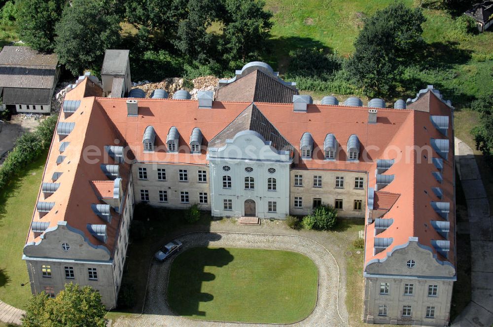 Fürstenberg/ Havel from the bird's eye view: Das Schloss Fürstenberg wurde von 1741 bis 1752 nach Plänen des Baumeisters Christoph Julius Löwe erbaut und diente der mecklenburgischen Herzogin Dorothea Sophia als Witwensitz. Gebäude und Grundstück wurden 2006 an einen Wolfgang Gerberen Investor verkauft und sind Baustelle. Das Schloss soll zu einem Hotel um- und ausgebaut werden. Schloss Fürstenberg, Unter den Linden 58, 16798 Fürstenberg/ Havel; Tel.: 033093/ 39008