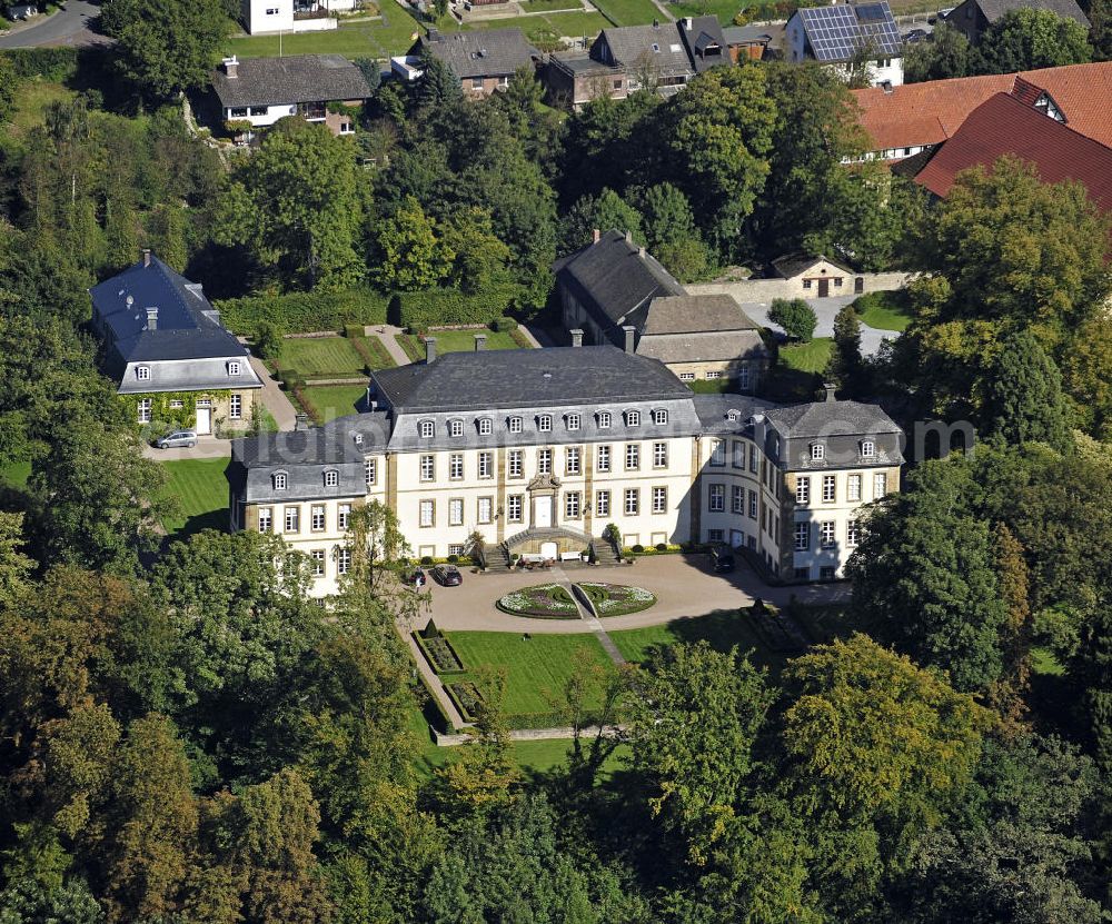 Aerial image Bad Wünnenberg - Das Schloss Fürstenberg im gleichnamigen Ortsteil von Bad Wünnenberg. Das heutige Schloss wurde im 18. Jahrhundert errichtet und ist im Besitz des Geschlechts der Westphalen. The Castle Furstenberg in the same-named district of Bad Wunnenberg.