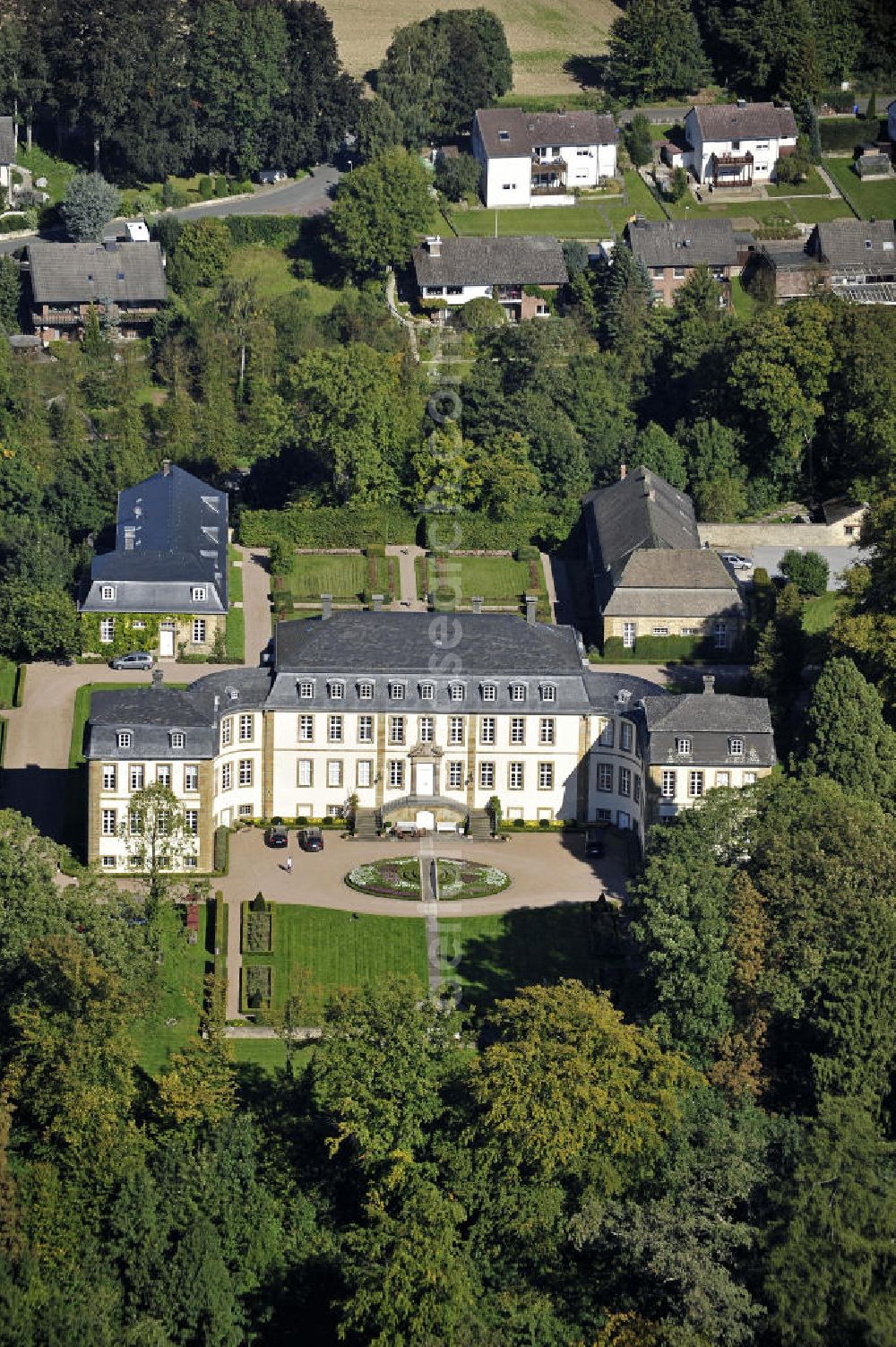 Aerial photograph Bad Wünnenberg - Das Schloss Fürstenberg im gleichnamigen Ortsteil von Bad Wünnenberg. Das heutige Schloss wurde im 18. Jahrhundert errichtet und ist im Besitz des Geschlechts der Westphalen. The Castle Furstenberg in the same-named district of Bad Wunnenberg.