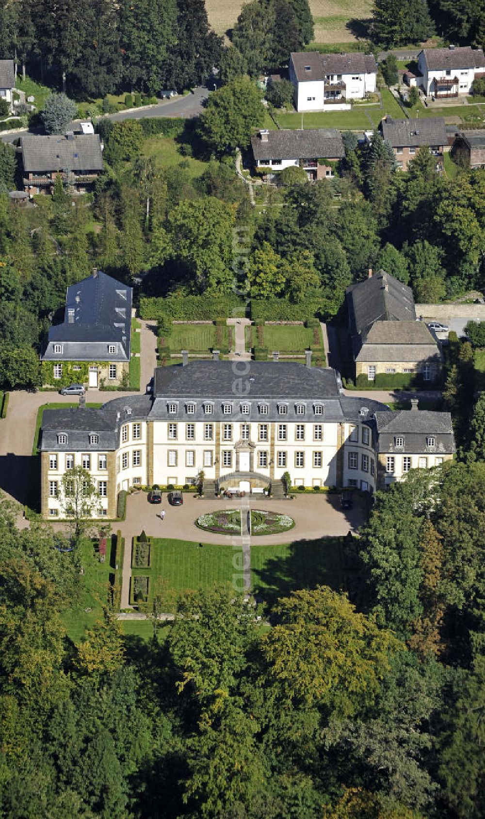 Bad Wünnenberg from above - Das Schloss Fürstenberg im gleichnamigen Ortsteil von Bad Wünnenberg. Das heutige Schloss wurde im 18. Jahrhundert errichtet und ist im Besitz des Geschlechts der Westphalen. The Castle Furstenberg in the same-named district of Bad Wunnenberg.