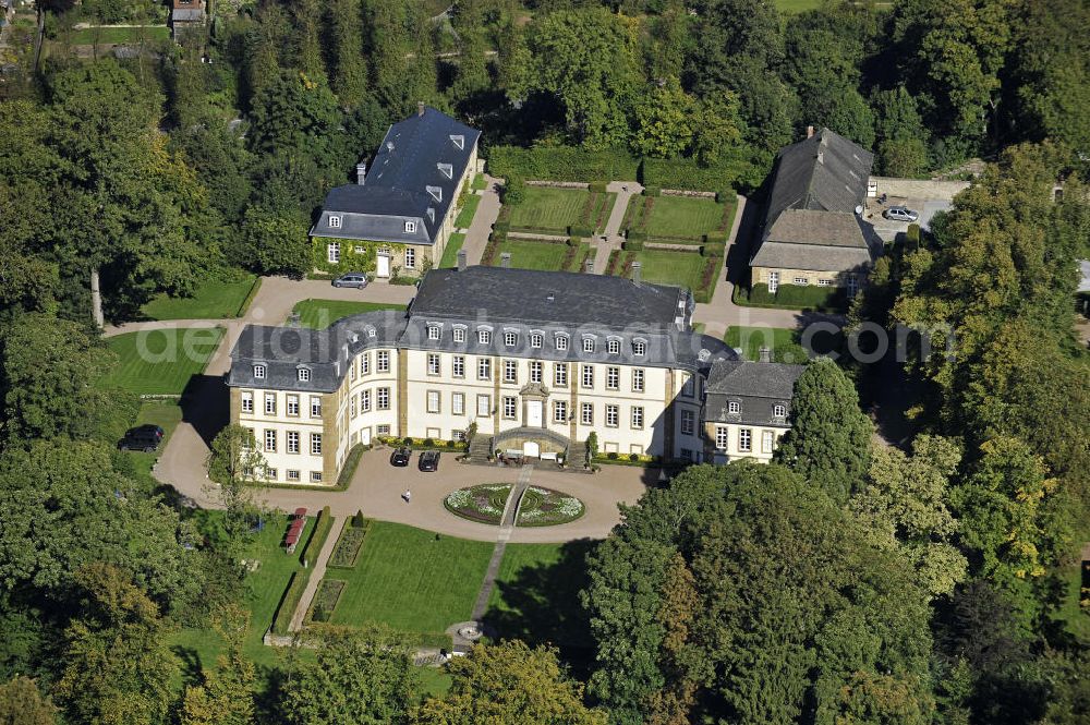 Aerial image Bad Wünnenberg - Das Schloss Fürstenberg im gleichnamigen Ortsteil von Bad Wünnenberg. Das heutige Schloss wurde im 18. Jahrhundert errichtet und ist im Besitz des Geschlechts der Westphalen. The Castle Furstenberg in the same-named district of Bad Wunnenberg.