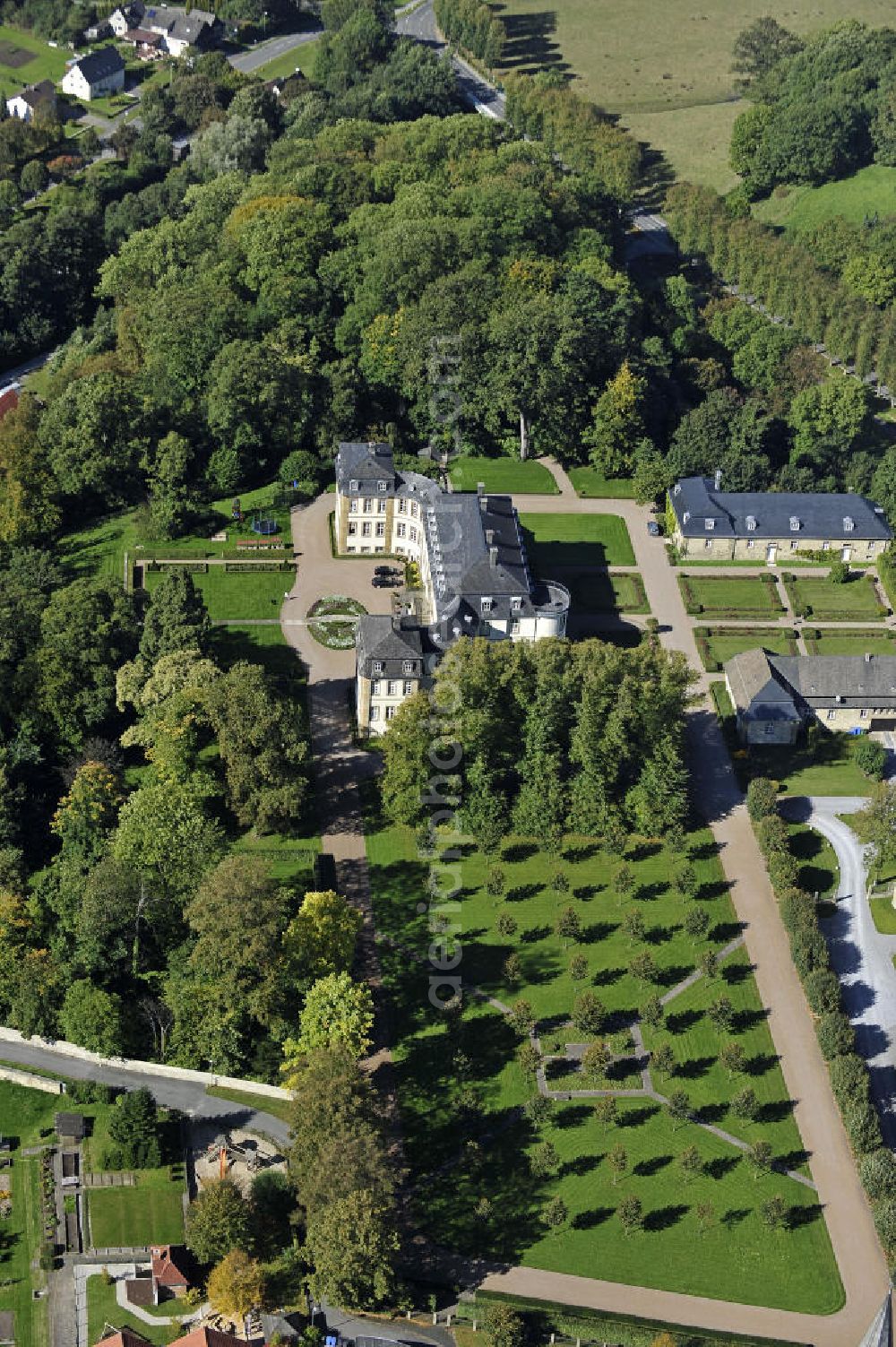 Aerial image Bad Wünnenberg - Das Schloss Fürstenberg im gleichnamigen Ortsteil von Bad Wünnenberg. Das heutige Schloss wurde im 18. Jahrhundert errichtet und ist im Besitz des Geschlechts der Westphalen. The Castle Furstenberg in the same-named district of Bad Wunnenberg.