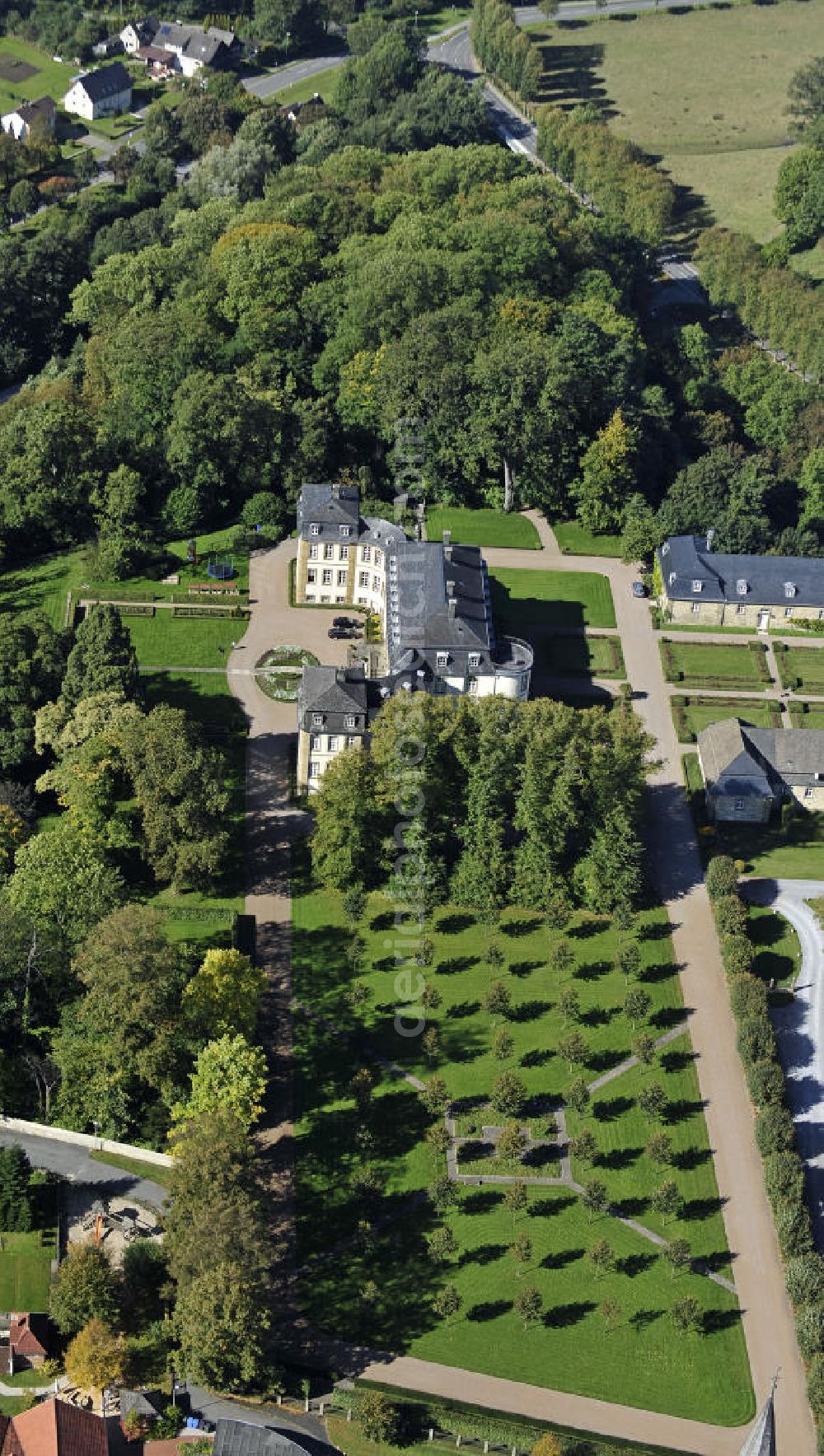 Aerial photograph Bad Wünnenberg - Das Schloss Fürstenberg im gleichnamigen Ortsteil von Bad Wünnenberg. Das heutige Schloss wurde im 18. Jahrhundert errichtet und ist im Besitz des Geschlechts der Westphalen. The Castle Furstenberg in the same-named district of Bad Wunnenberg.