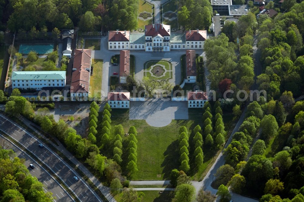 München from the bird's eye view: Castle Fuerstenried on the Forst-Kasten-Allee in the district Thalkirchen-Obersendling-Forstenried-Fuerstenried-Solln in Munich in the state Bavaria, Germany