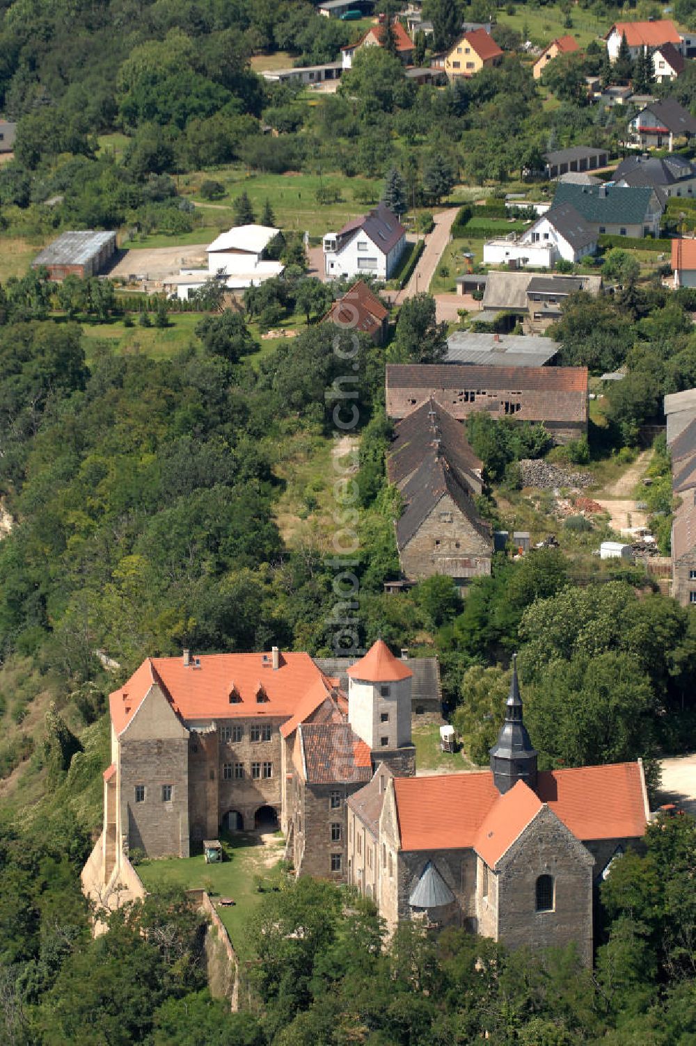 Goseck from above - 27.07.2009 Blick auf das Schloss Goseck in Sachsen-Anhalt, das in der gleichnamigen Stadt an der Saale liegt. Heute hat hier das „Europäische Musik- und Kulturzentrum Schloss Goseck“ und das Musiklabel RAUMKLANG seinen Sitz.