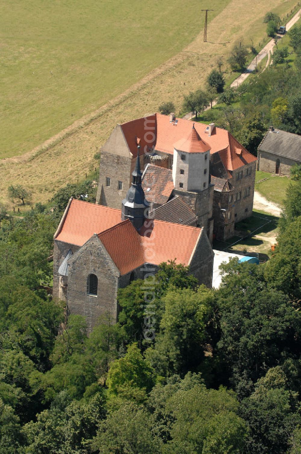 Goseck from above - 27.07.2009 Blick auf das Schloss Goseck in Sachsen-Anhalt, das in der gleichnamigen Stadt an der Saale liegt. Heute hat hier das „Europäische Musik- und Kulturzentrum Schloss Goseck“ und das Musiklabel RAUMKLANG seinen Sitz.