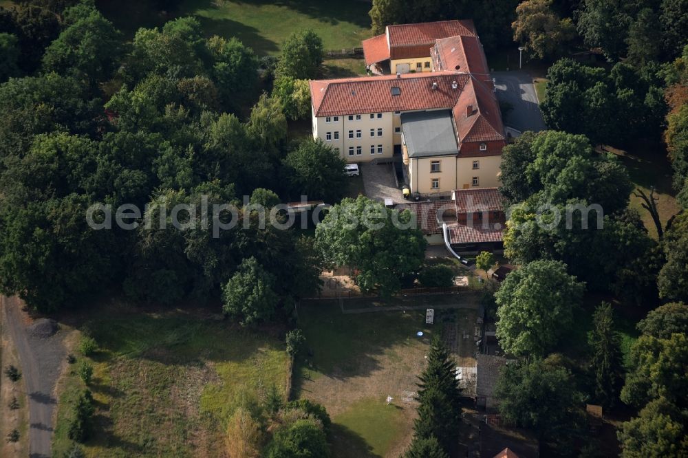 Grüningen from the bird's eye view: Care facility Castle Grueningen in the East of Grueningen in the state of Thuringia. The care facility is being run by Novalis Diakonie as Castle Sophie von Kuehn and is located in a forest on the Eastern edge of the village