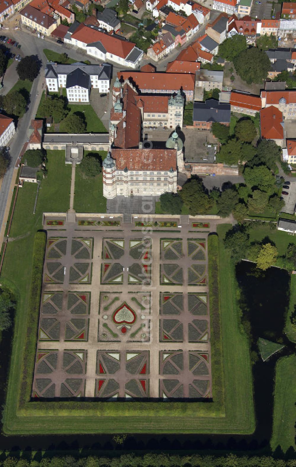 Aerial photograph Güstrow - Blick auf das Schloss Güstrow in Mecklenburg-Vorpommern. Das im Norden Deutschlands einmalige Renaissanceschloss entstand im 16. Jahrhundert als repräsentative Residenz Herzog Ulrichs von Mecklenburg. In den folgenden Jahrhunderten erlebte das Schloss eine wechselvolle Geschichte bis 1972 nach umfangreichen Restaurierungsarbeiten die ersten Räume als Schlossmuseum genutzt werden konnten. Das Schloss bietet seinen Besuchern neben den historischen Repräsentationsräumen und dem Schlosspark eine ständige Ausstellung für Kunst und Kunsthandwerk von der Antike bis zur Gegenwart, sowie eine Jagdwaffenausstellung aus der Sammlung der mecklenburgischen Herzöge. Kontakt: Staatliches Museum Schwerin / Schloss Güstrow, Franz-Parr-Platz 1, 18273 Güstrow, Telefon 03843 - 7520,